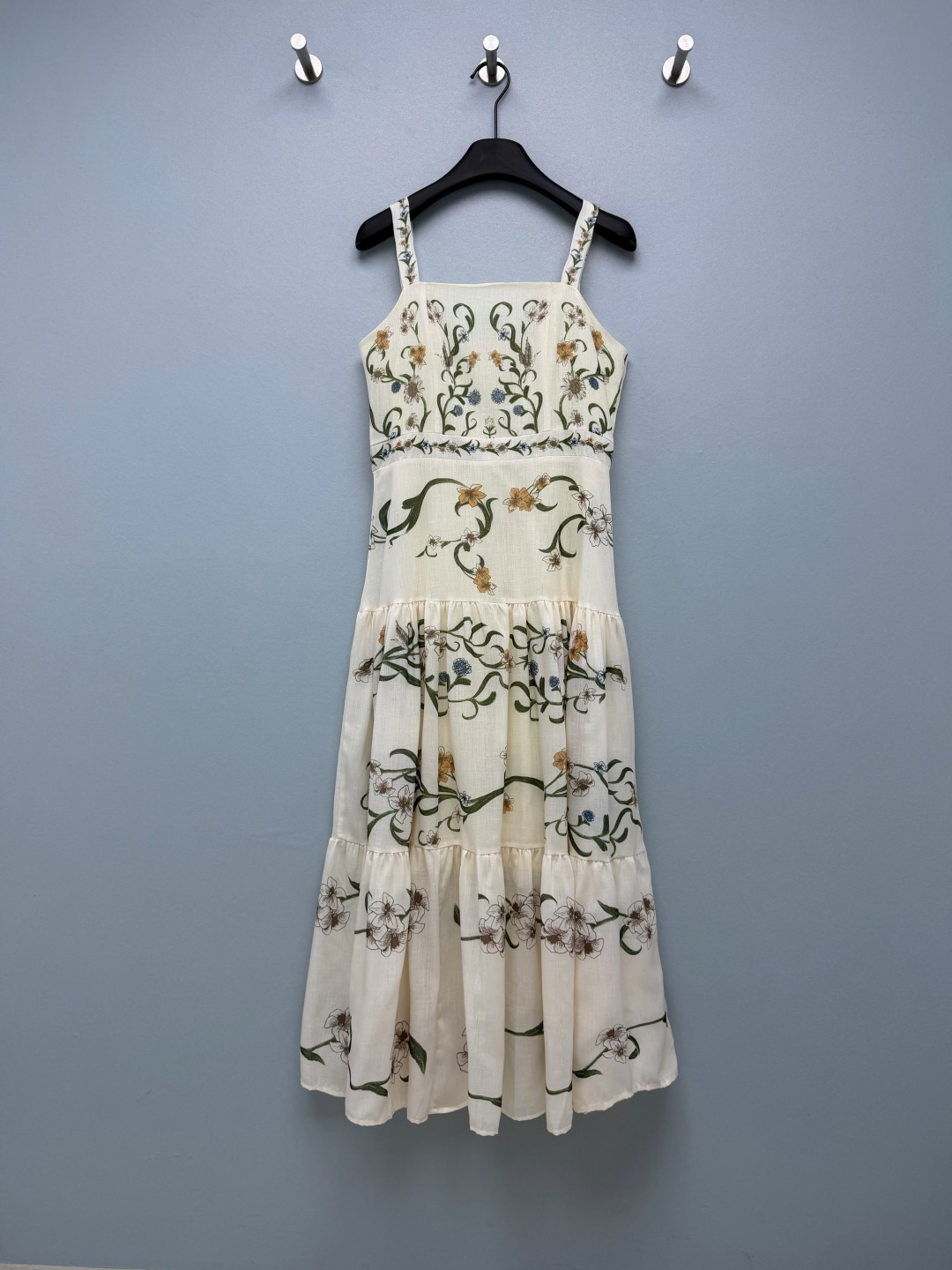 NO:892583,Agua By Agua Bendita 26 new fresh plant print suspender skirt  Long style (cotton version) with a milky white base and watercolor vine flower print, the lines are stretched and flexible, with a fresh literary and artistic feel. The low-saturation color matching is gentle and elegant, and it is not picky about the skin or the occasion. It is like wearing it in the botanical garden in spring. The yellow leather is also very white when worn, making the skin clear and complex. The elastic shoulder strap + square collar design just exposes the delicate collarbone.  , it can modify the lines of the shoulders and neck without tightening the flesh, and can be easily worn by sisters with wide/sliding shoulders. The fluffy skirt hides the flesh of the crotch tightly, and a small person will have long legs in seconds. The double-layer lining design is also very considerate, and it gives a fresh and girly look when you take a photo. It supports the gentle atmosphere of spring and summer~Single color size 4 SMLXLB, women's clothing, skirts,19860909Agua By Agua Bendita 26新款清新植物印花吊带裙 长款（棉布版本）奶白底搭配水彩风藤蔓花卉印花,线条舒展灵动,自带清新文艺感,低饱和度配色温柔又显气质,不挑皮也不挑场合.像把春日的植物园穿在了身上,黄皮穿也巨显白,衬得皮肤清透又有气色.弹力打揽肩带+方领设计,刚好露出精致锁骨,不勒肉还能修饰肩颈线条,宽肩/溜肩姐妹也能轻松驾驭.蓬松的裙摆把胯部肉肉藏得严严实实,小个子穿秒变大长腿.双层内衬设计也超贴心,随手一拍都是清新少女感,春夏的温柔氛围感全靠它撑住了～单色4码SMLXLB,女装,skirts,,Women's clothing