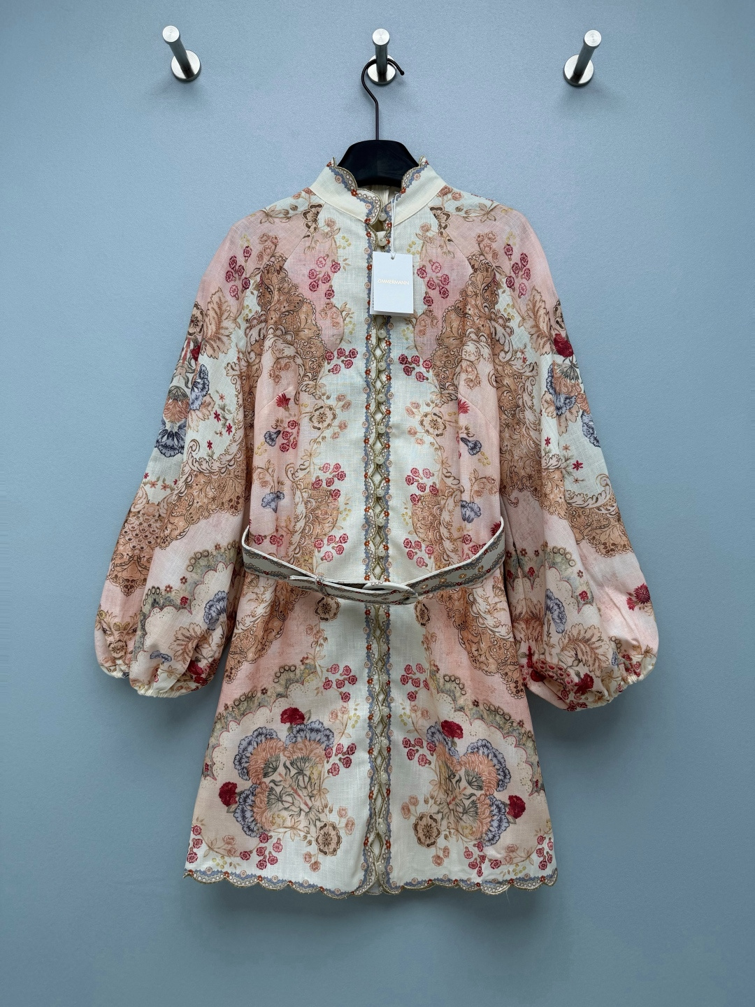 NO:892573,ZIMMERMA's latest Persian garden print skirt, a Chinese stand-up collar lantern sleeve linen dress, brings a retro Western garden feel to your body. It is gentle and full of exotic style. New Chinese-style small stand-up collar + hollow webbing placket, exquisite details. Loose lantern long sleeves, covering the flesh and making you look slimmer, and can also protect you from the sun when you go out in spring and summer. Comes with a belt from the same series, which can be freely retracted and easily create a slim waist. The scallop lace at the hem + linen breathable fabric adds a sense of atmosphere to short-distance travel photos!  Solid color size 4 SMLXLB, Zimmerman-clothing, skirts,19860909ZIMMERMA*新款波斯花园印花短裙中式立领灯笼袖亚麻连衣裙把复古西域花园穿在身上,温柔又充满异域风情. 新中式小立领+镂空织带门襟,细节精致考究.宽松灯笼长袖,遮肉显瘦,春夏出门还能防晒.附赠同系列腰带,收放自如,轻松打造小蛮腰.下摆扇贝花边+亚麻透气面料,短途旅行拍照氛围感拉满！单色4码SMLXLB,兹默曼-服装,skirts,,Women's clothing