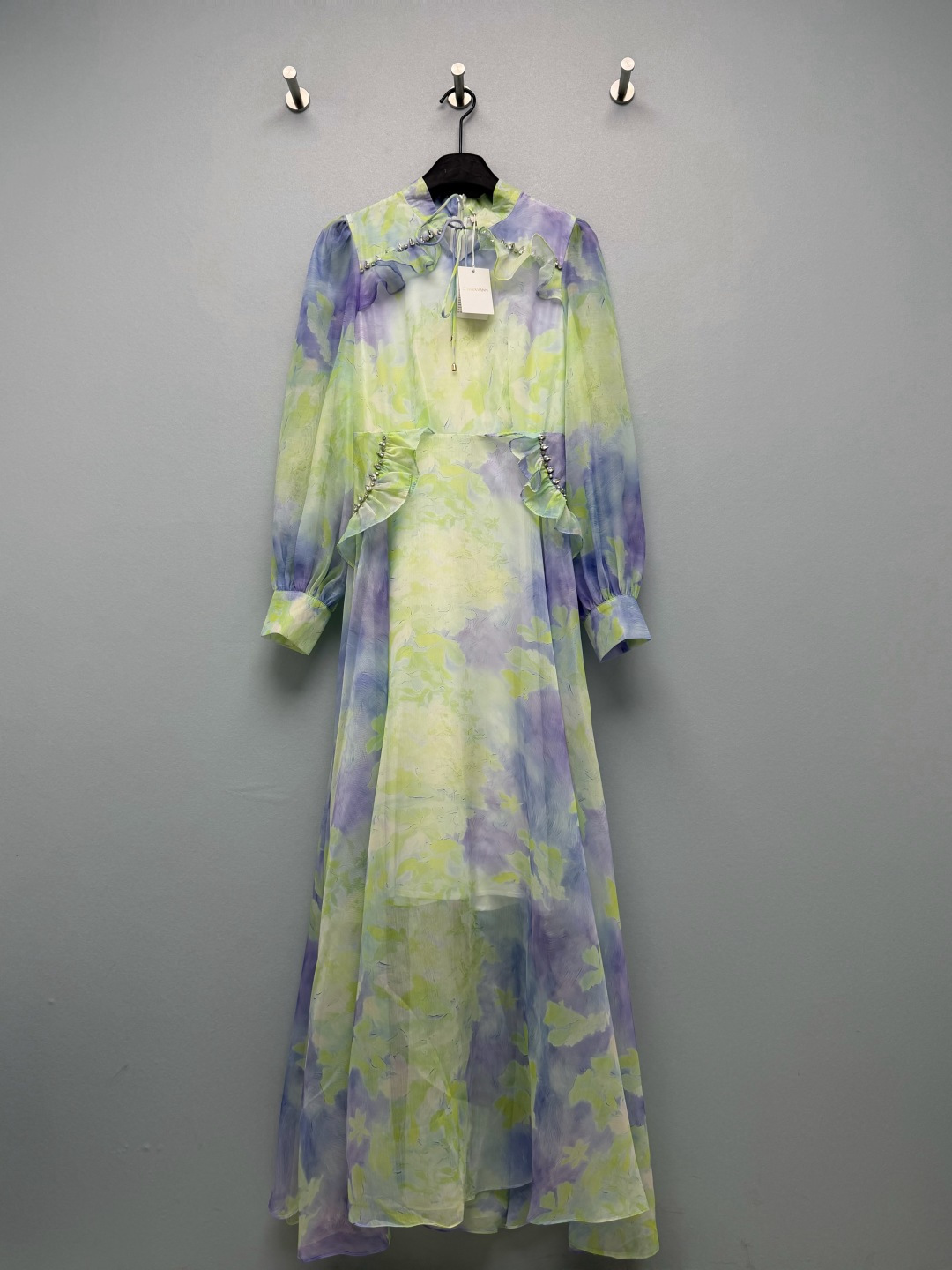 NO:899371,Zimmerma* rhinestone lotus leaf floral chiffon dress. The material is smooth chiffon georgette, with a subtle texture. It is transparent and elegant. When the wind blows, the skirt swings very well. It comes with a soft light filter. The ruffles on the neckline and waist are hand-drilled. The details are full of luxury. The puffy long sleeves are just right and perfectly cover the flesh. The high waistline and large hem skirt can create an elegant atmosphere even for small people!  3 colors and 4 codes, Zimmerman-clothing, skirts,19860909Zimmerma* 水钻荷叶花卉雪纺连衣裙 面料材质为顺纡雪纺乔其纱,带有细微肌理感,通透飘逸,风吹的时候裙摆摆动效果极佳,自带柔光滤镜,领口和腰边手工钉钻荷叶边,细节贵气感拉满,泡泡长袖恰到好处,完美遮住拜拜肉,高腰线大摆裙型,小个子也能穿出飘逸的氛围感！3色4码,兹默曼-服装,skirts,,Women's clothing