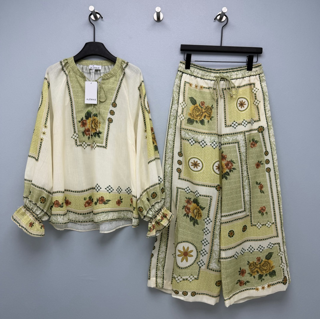 NO:899340,ALMAI*'s Dixie series complete set of two pieces is made of natural linen material with clear texture, breathable and sweat-wicking. It is refreshing and not stuffy to wear in summer. It has the unique retro texture of linen material. The yellow rose print of the square print gives a full retro pastoral atmosphere. The lantern puff sleeves + lotus leaf closing are gentle and hide the flesh of the arms. The high-waisted drawstring wide-leg pants can make the legs longer in seconds, and can perfectly cover the wide hips and thick legs. Monochrome size 4 SMLXL, women's clothing,19860909ALMAI*的Dixie系列成套两件套 采用天然麻料,肌理感清晰,透气排汗,夏天穿着清爽不闷,自带麻料独有的复古质感,方块版画的黄玫瑰印花,满满的复古田园氛围,灯笼泡泡袖+荷叶收口,温柔又藏手臂肉肉,高腰抽绳阔腿裤,秒变长腿,胯宽腿粗都能完美遮住 单色4码SMLXL,女装,,Women's clothing