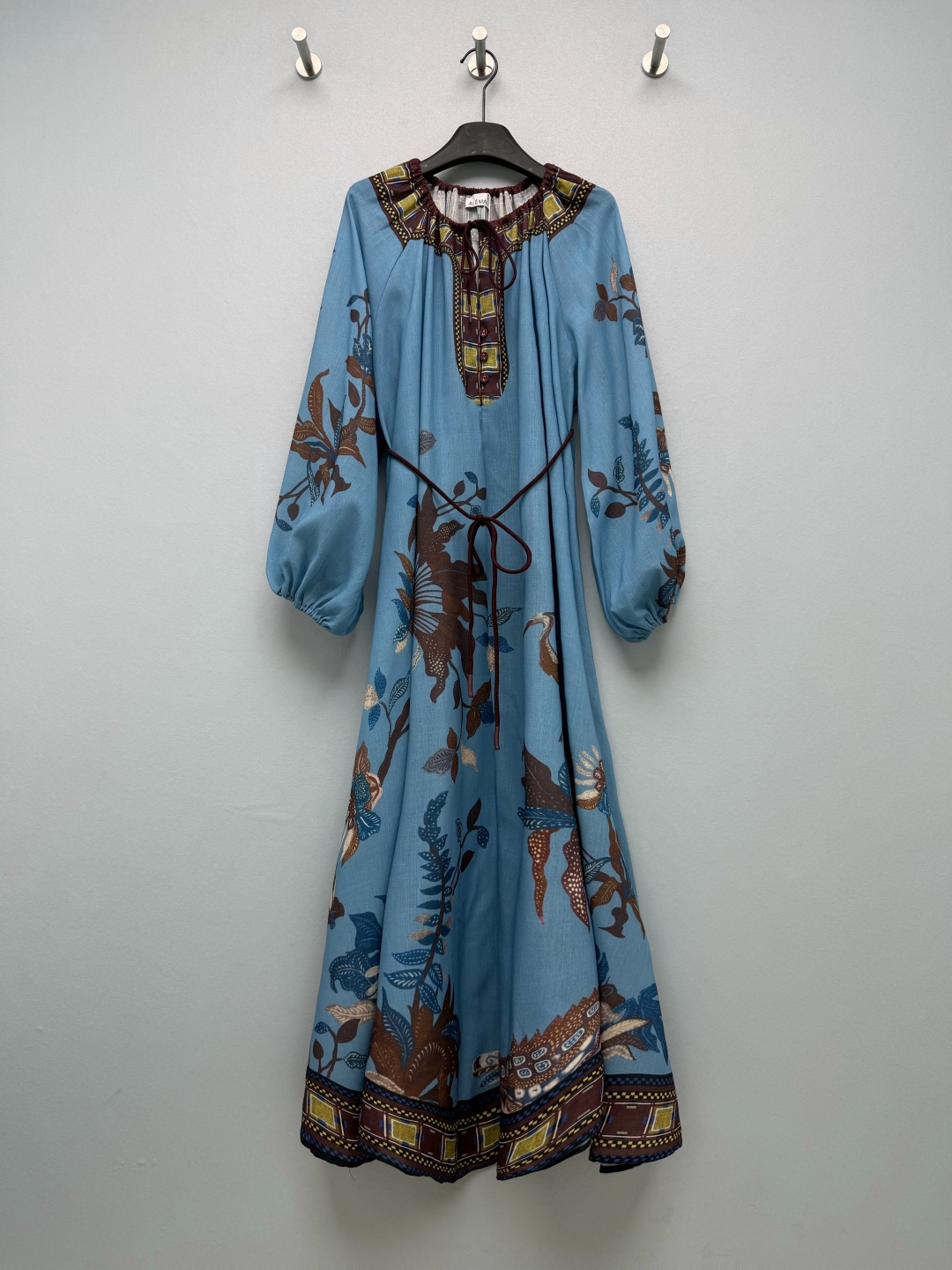 NO:899345,AL* linen print resort maxi dress  Made of natural linen blended fabric with clear linen texture, excellent breathability, sun protection and not stuffy, fungus-edged elastic ruffle collar, half placket lace + placket button design, easy to put on and take off, modify the neck line, raglan bubbles  Lantern long sleeves, elasticated cuffs, which can cover the muscles of the arms, full of lazy atmosphere, retro plant, bird and animal prints, haze blue background with contrasting brown color, ethnic geometric frame positioning flowers on the hem and neckline, giving it a strong exotic retro feel  Single color size 4 SMLXL, women's clothing, skirts,19860909AL*亚麻印花度假长裙 采用天然亚麻混纺面料,带有清晰的麻布肌理,透气性极佳,防晒又不闷热,木耳边松紧荷叶领,半开襟系带+门襟纽扣设计,穿脱宽松自在,修饰脖颈线条,插肩式泡泡灯笼长袖,袖口松紧收拢,能遮住手臂拜拜肉,慵懒氛围感十足,复古植物鸟兽版画印花,雾霾蓝底色搭配棕咖撞色,下摆和领口做了民族几何边框定位花,异域复古感浓厚 单色4码 SMLXL,女装,skirts,,Women's clothing