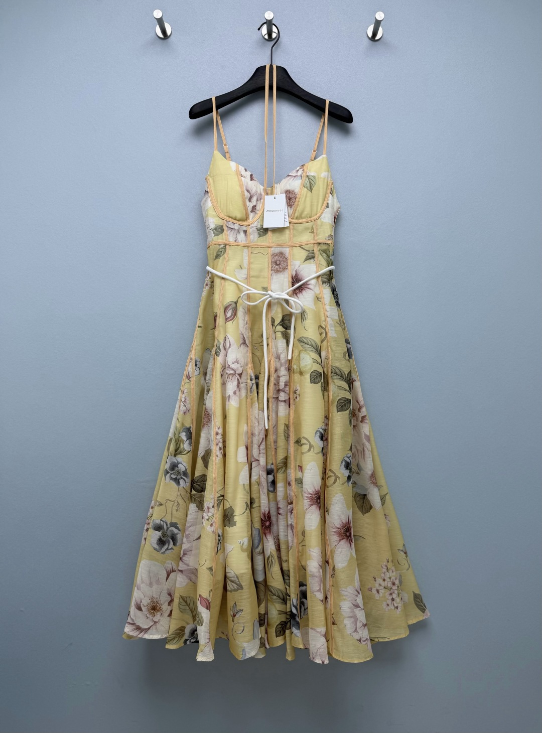 NO:899387,Zimmerma* herringbone corset oil painting floral suspender midi skirt  It is made of cotton and silk blended fabric with a fine texture. It is stiff and not easy to collapse. It has a matte texture. The skirt is equipped with a complete lining of the same color, which is not transparent to the skin and has an excellent drape. The skirt swings in a natural and beautiful arc. The breast cup is shaped and designed, and the whole body is made of top-stitched fishbone to separate the waist and has its own shaping.  The effect is that the small flesh of the waist and abdomen can be modified, and the contrasting orange-yellow topstitching is full of sophistication. The creamy yellow background is paired with a retro realistic large flower oil painting print, and the tone is gentle and retro. The large umbrella-shaped fishtail hem, cut-out splicing, and fluffy and elegant style create a strong sense of walking atmosphere.  Solid color size 4 SMLXL, Zimmerman-clothing, skirts,19860909Zimmerma*鱼骨束腰油画花卉吊带中长裙 采用带有细微肌理的棉丝混纺面料,挺括不易软塌,自带哑光质感,裙身配有完整同色内衬,不透肤,垂坠感优秀,裙摆摆动弧度自然好看.胸杯定型设计,全身明线鱼骨分割束腰,自带塑形效果,腰腹小肉肉都能修饰住,撞色橙黄色明线走线,精致感十足.奶黄色底色搭配复古写实大朵花卉油画印花,色调温柔复古.大伞型鱼尾摆,裁片拼接,版型蓬松飘逸,走动氛围感极强. 单色4码 SMLXL,兹默曼-服装,skirts,,Women's clothing