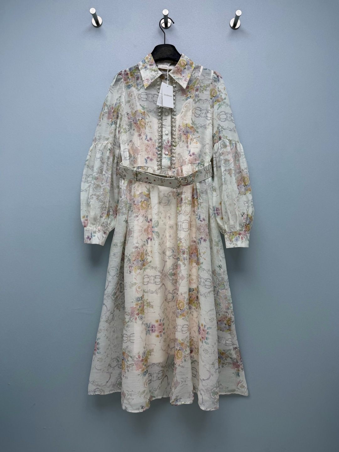 NO:899392,Zimmerma* Diamond Belt Retro Printed Shirt Dress. The textured chiffon material is light and elegant. The placket is inlaid with rhinestones and is matched with pearl buttons. It is full of details. The lantern long sleeves hide the flesh and make the waistline appear slimmer. With the original diamond belt, the waistline is immediately visible. Light beige bottom with European vine garland floral print, pastel macaron color system, soft and elegant, with a retro atmosphere of European murals. It can be salty or sweet, dignified for commuting, and holiday fairy. It is highly utilized all year round.  Single color code 4 SMLXL, Zimmerman-clothing, skirts, shirts,19860909Zimmerma*镶钻腰带款复古印花衬衫连衣裙 肌理雪纺料子轻盈飘逸,门襟整条镶嵌水钻,搭配珍珠纽扣,细节满满,灯笼长袖藏肉显瘦,配上原厂镶钻腰带,腰线立刻显现,浅米白底加上欧式藤蔓花环花卉印花,淡彩马卡龙色系,柔和淡雅,自带欧式壁画的复古氛围.可盐可甜,通勤端庄,度假仙气,一年四季利用率超高 单色4码 SMLXL,兹默曼-服装,skirts,shirts,,Women's clothing