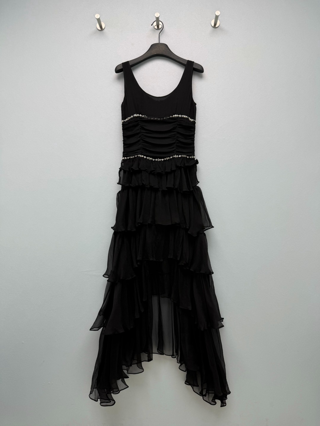 NO:899397,CHAN* black diamond pleated irregular ruffled chiffon dress  Made of smooth pleated chiffon, it has a natural texture, is light and elegant, and will not be bloated when stacked layer by layer. The U-shaped large round neck and wide strap design is very tolerant and can modify the shoulder and neck lines. The waist and abdomen shirring technology can tighten the waistline quietly.  Hiding the flesh, the two full-diamond ribbons are just right. They sparkle under the light and are full of sophistication. The irregular lotus leaf swallowtail skirt is full of layers. When you walk, the skirt flutters in the wind. It is smart and elegant, and has its own dynamic beauty.  Single color size 3 SML, Chanel-clothing, chanel, chanel, skirts,19860909CHAN* 黑钻褶皱不规则荷叶雪纺礼服连衣裙 采用顺纡褶皱雪纺,自带天然肌理感,轻盈飘逸,层层堆叠不会臃肿,U型大圆领宽吊带设计,包容性很好,能修饰肩颈线条,腰腹抽褶工艺,收紧腰线悄悄藏肉,两条满钻饰带恰到好处,灯光下闪闪发亮,精致度拉满,层层不规则的荷叶燕尾裙摆,层次感十足,走动时裙摆随风飘动,灵动飘逸,自带动态美感 单色3码 SML,香奈儿-服装,chanel,chanel,skirts,,Women's clothing
