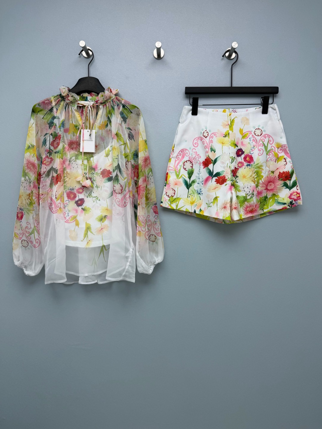 NO:899384,Zimmerma* floral chiffon suit  The top is made of translucent smooth chiffon georgette, which is light and transparent, sun-protective and breathable, with a soft drape and an elegant feel. It has a fungus-edged bud collar and a lace-up neck design, which can be freely adjusted for elasticity. The lantern puff long sleeves have elastic cuffs to modify the lines of the shoulders and arms. The shorts are made of cotton blended textured fabric and are stiff.  It includes stylish, not easy to wrinkle, stiff and slimming, high-waisted A-line wide-leg pants, pleated cut on the front, invisible zipper on the back, high waistline, optimized leg shape, can hide the crotch and thigh flesh, and has a good effect of showing longer legs. The printing and top are completely aligned and unified, and the whole set has a very delicate visual sense.  Solid color size 4 SMLXLB, Zimmerman-clothing, shorts,19860909Zimmerma*花卉雪纺套装 上衣半透明顺纡雪纺乔其纱,轻盈通透,防晒透气,垂感柔和,带有飘逸感,木耳边花苞领+系带收颈设计,可自由调节松紧,灯笼泡泡长袖,袖口松紧收口,修饰肩臂线条.短裤棉质混纺肌理面料,挺括有型,不易皱,版型硬挺显瘦,高腰A字阔腿裤版型,前身压褶剪裁,后侧隐形拉链,拉高腰线,优化腿型,能够藏住胯部、大腿肉肉,显腿长效果很好.印花和上衣完全对位统一,整套视觉感非常精致 单色4码 SMLXLB,兹默曼-服装,shorts,,Women's clothing