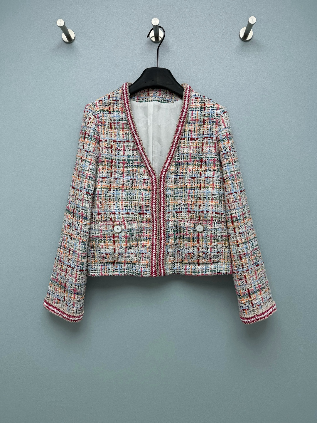 NO:899412,Chan* Colorful yarn blended V-neck small fragrant style tweed short jacket  Multi-color special yarn hand-blend woven tweed, white, rose red, dark green, light blue interwoven colors, full three-dimensional texture, strong sense of texture, deep V cardigan + high-waisted short cut, three-dimensional patch pocket design, modify the body shape, to accommodate all kinds of body types, the placket and cuffs are double-locked with rose red contrasting ribbons, exquisite workmanship, the whole set is gentle and noble, the rate of turning heads is very high when walking on the road, the original photo will look great!  Single color size 3 SML, Chanel-clothing, chanel, chanel, jackets & coats,19860909Chan* 彩纱混织V领小香风粗花呢短外套 多色特种纱线手工混纺编织粗花呢,白、玫红、墨绿、浅蓝多种色系交织,织纹饱满立体,肌理感极强,深V开襟+高腰短款剪裁,立体贴袋设计,修饰身形,包容各种身材,门襟、袖口采用玫红撞色织带双层锁边,做工精致考究,一整套温柔又显贵,走在路上回头率超高,拍照原片就很好看！单色3码 SML,香奈儿-服装,chanel,chanel,jackets & coats,,Women's clothing