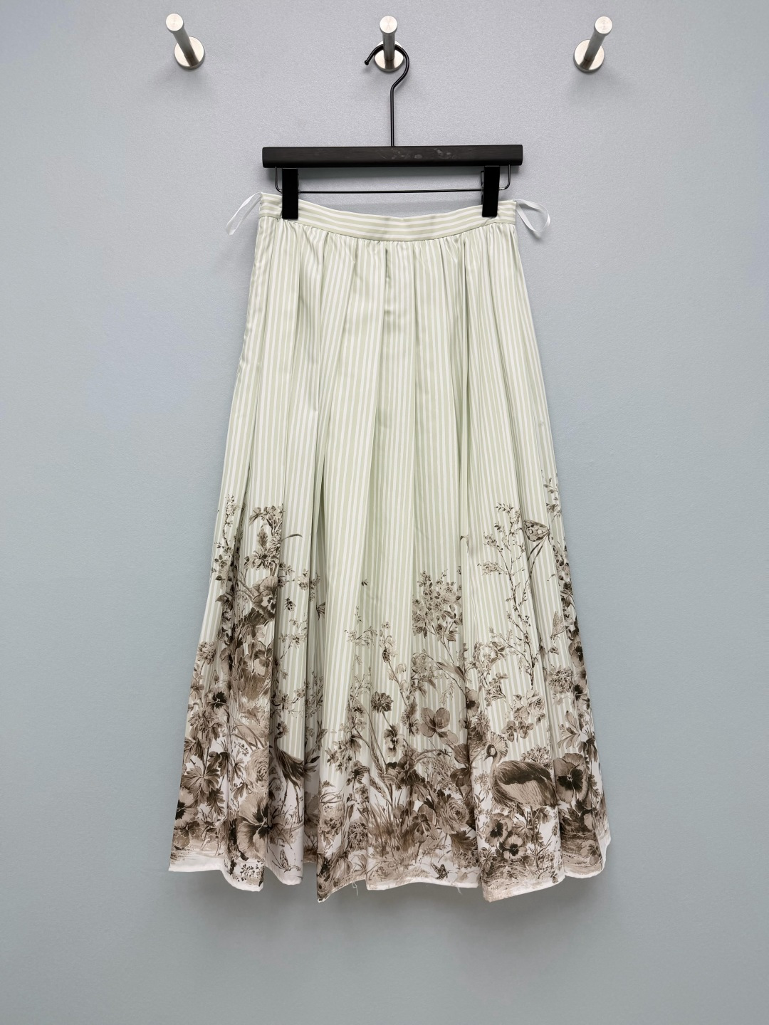 NO:899421,dio* ink jungle flower and bird pleated skirt  High-count combed cotton poplin fabric has a skeletal texture and is not easy to collapse. It is breathable and sweat-absorbent. The whole piece is pleated and has a large A-hem. The skirt is made of abundant materials. The skirt naturally spreads out when walking. It has both a sense of drape and elegance. It modifies the calf line. It adopts European retro copperplate print style. Ink and brown tones of jungle flowers and birds, peacocks, butterflies, and floral patterns. It gradually fades from the skirt upwards and has a natural transition. The color is low-key and high-end, and you will not get tired of it for a long time. Monochrome 3 yards  SML,Dior-clothing,dior,dior,skirts,19860909dio*水墨丛林花鸟百褶半身裙 高支精梳棉府绸面料,自带骨感不容易软塌,透气吸汗,整片立体百褶大A摆,裙摆用料充沛,行走时裙摆自然散开,垂坠感和飘逸感兼备,修饰小腿线条,采用欧式复古铜版画画风,水墨棕调的丛林花鸟、孔雀、蝴蝶、花卉纹样,从裙摆向上渐变晕染过渡自然,配色低调高级,久看不腻 单色3码 SML,迪奥-服装,dior,dior,skirts,,Women's clothing