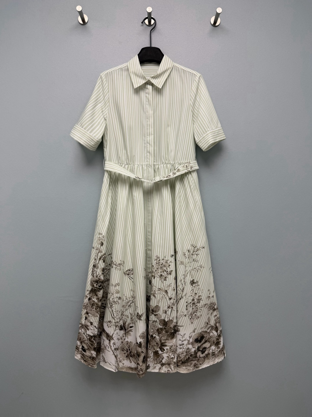 NO:899429,dio* mint striped ink flower and bird shirt dress  High-count cotton poplin fabric, smooth and smooth surface, excellent breathability, classic lapel shirt style, full button placket design, orthodox and elegant, with intellectual temperament, short sleeves with turn-down cuffs, neat silhouette, can modify the arm lines, and waist fit  Equipped with a belt of the same fabric, you can freely tighten the waistline to create a golden ratio. The hem of the skirt is decorated with gradient ink-style flower and bird prints. Brown-toned flowers and butterflies are naturally smudged. The color is soft and refreshing, and the low-saturation light mint stripes really come with a summer filter!  Single color code 3 SML, Dior-clothing, dior, dior, skirts, shirts, T-shirt, gold,19860909dio*薄荷条纹水墨花鸟衬衫连衣裙 高支棉质府绸面料,表面平整顺滑,透气性极佳,经典翻领衬衫款型,全开襟纽扣设计,正统大气,自带知性气质,短袖做翻折袖口,版型利落,能够修饰手臂线条,腰部搭配同面料腰带,可自由收束腰线,打造黄金比例,裙下摆做渐变水墨风花鸟印花,棕调的花草、蝴蝶自然晕染,色调柔和清爽,低饱和度的浅薄荷条纹,真的自带夏日滤镜！ 单色3码 SML,迪奥-服装,dior,dior,skirts,shirts,T-shirt,gold,,Women's clothing