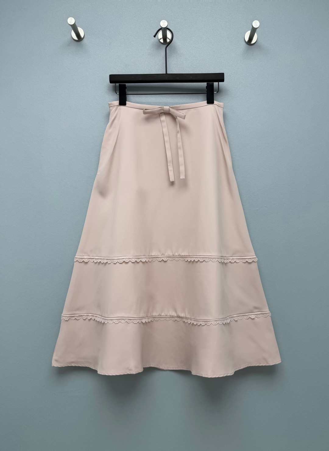 NO:899393,dio* light pink lace splicing bow wide swing fishtail skirt. It is made of smooth and draping high-density satin fabric with a soft matte luster. It is not easy to wrinkle and has excellent drape. The high-waisted and large A version perfectly modifies the crotch line. Pear-shaped figures can be worn with eyes closed. Two layers of exquisite hollow lace are layered. The details are exquisite but not tacky. The small bow design at the waist gives just the right girly look ~ Monochrome size 3  SML,Dior-clothing,dior,dior,skirts,19860909dio* 淡粉色蕾丝拼接蝴蝶结大摆鱼尾半身裙 选用顺滑垂坠的高密缎面面料,自带柔和哑光光泽,不容易起皱,垂感极佳,高腰大A的版型,完美修饰胯部线条,梨形身材闭眼入,两层精致的镂空蕾丝做分层设计,细节精致又不俗气,腰头的蝴蝶结小设计,少女感恰到好处～ 单色3码 SML,迪奥-服装,dior,dior,skirts,,Women's clothing