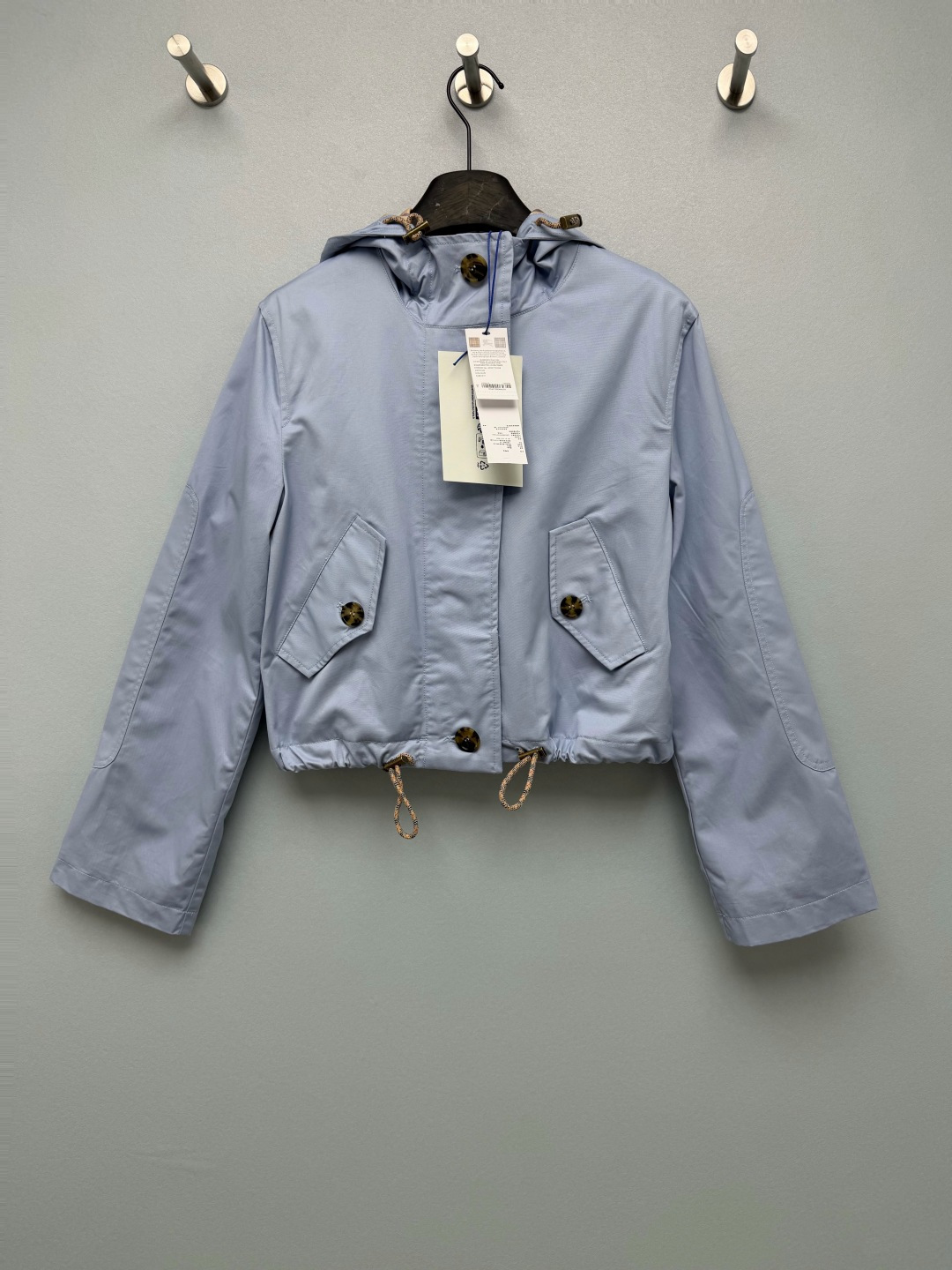 NO:899398,Bur* British Gabadian short hooded windproof jacket is made of high-density pure cotton Gabadian fabric, which has its own physical windproof and waterproof properties. The fabric is crisp and stylish, with a hooded design, and the metal buckle at the hood can be tightened to prevent wind; the placket is double-closed with a zipper + horn buckle for better sealing; the body is neatly spliced ​​and cut, and the overall style is casual workwear combined with a British windbreaker. The khaki color is classic and timeless, and the light sky blue is refreshing and white. Switch between the two styles at will!  Two-color code 3 SML,Burberry-clothing,burberry,jackets & coats,hats,19860909Bur*英伦嘎巴甸短款连帽防风夹克 选用高密纯棉嘎巴甸面料,自带物理防风防水属性,面料挺括有型,连帽设计,帽口金属卡扣可以收紧防风；门襟采用拉链+牛角扣双层闭合,密封性更好；衣身拼接裁线工整,整体是休闲工装融合英伦风衣的风格.卡其色经典永不过时,浅天蓝清爽显白,两种风格随心切换！ 双色3码 SML,博柏利-服装,burberry,jackets & coats,hats,,Women's clothing