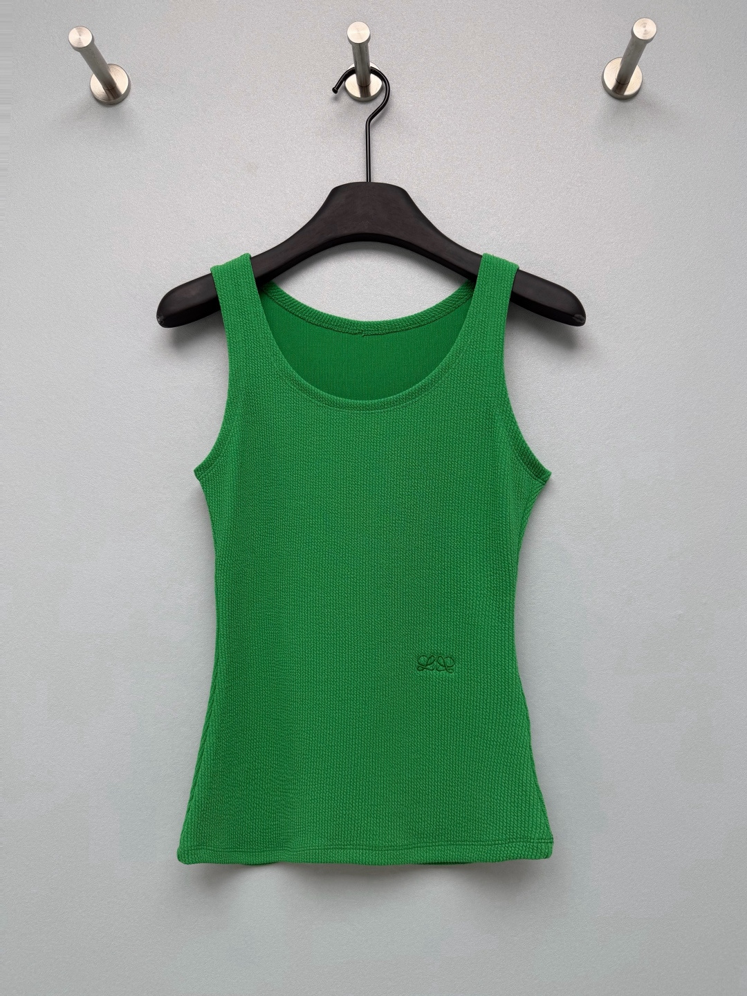 NO:899403,LOE* bright green textured U-neck knitted racer vest  Made of high-density waffle pattern cotton with vertical pit strips, it has sufficient elasticity and is close-fitting but not tight. The classic U-shaped round neck just exposes the clavicle line and modifies the neck. The widened shoulder strap design can cover the secondary breasts and is very tolerant; vertical  The texture has a visual narrowing effect. The upper body is very slim. The high saturation is true green, which belongs to the dopamine color series that is popular this year. The yellow leather upper body brightens the complexion. It is retro and western. It is easy to wear relaxed Korean and French casual styles.  Single color code 3 SML, Loewe-clothing, loewe, loewe,19860909LOE*亮绿色肌理纹U领针织工字背心 采用高密度竖坑条华夫格罗纹棉料,弹力充足,贴身但不紧绷,经典U型圆领,刚好露出锁骨线条,修饰脖颈,加宽肩带设计,可以遮住副乳,包容性很强；竖向纹路自带视觉收窄效果,上身非常显瘦,高饱和度的正绿色,属于今年大火的多巴胺色系,黄皮上身提亮气色,复古又洋气,很容易穿出松弛的韩系、法式休闲风 单色3码 SML,罗意威-服装,loewe,loewe,,Women's clothing