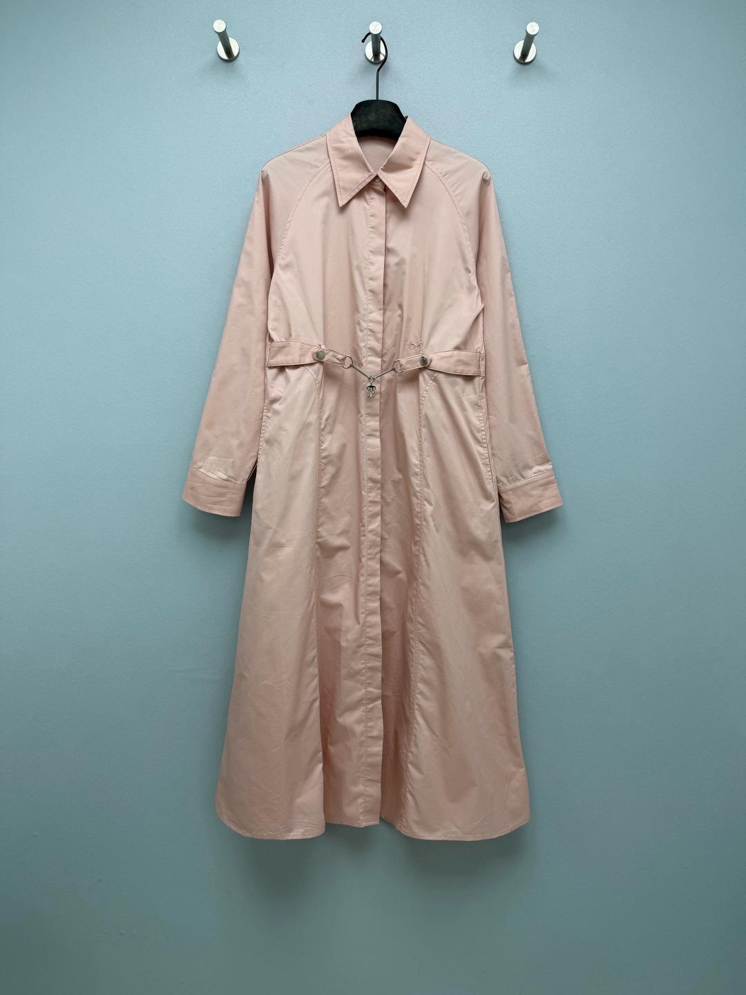 NO:899770,He* Equestrian Style Waisted Long Shirt Skirt Made of high-count poplin cotton, crisp and stylish, with a matte high-end texture, breathable and refreshing, a pointed collar to modify the face shape, a horsebit belt at the waist can be tied casually, and the waistline is immediately exposed. The A-line skirt has perfect hiding ability, and the low-key carriage embroidery on the side has a subtle sense of luxury and will not conflict with the style at all. White is clean and cool, nude pink is gentle and soft, and black is cool and capable. The three tones have different styles.  3 colors and 4 codes SMLXL, Hermès-clothing, hermes, skirts, shirts,19860909He*马术风收腰长款衬衫裙 高支府绸棉料,挺括有型,自带哑光高级质感,透气清爽,尖领修饰脸型,腰间马衔扣腰带随意一系,腰线立马出来,A字裙摆藏肉能力满分,侧边低调的马车刺绣,含蓄的高级感,完全不会撞款.白色干净清冷、裸粉温柔柔和、黑色飒爽干练,三种色调风格各不相同. 3色4码 SMLXL,爱马仕-服装,hermes,skirts,shirts,,Women's clothing
