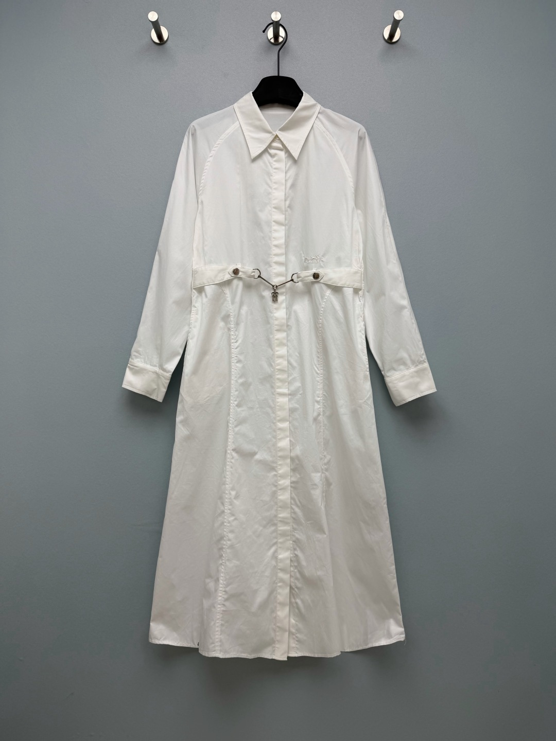 NO:899784,He* Equestrian Style Waisted Long Shirt Skirt Made of high-count poplin cotton, crisp and stylish, with a matte high-end texture, breathable and refreshing, a pointed collar to modify the face shape, a horsebit belt at the waist can be tied casually, and the waistline is immediately exposed. The A-line skirt has perfect hiding ability, and the low-key carriage embroidery on the side has a subtle sense of luxury and will not conflict with the style at all. White is clean and cool, nude pink is gentle and soft, and black is cool and capable. The three tones have different styles.  3 colors and 4 codes SMLXL, Hermès-clothing, hermes, skirts, shirts,19860909He*马术风收腰长款衬衫裙 高支府绸棉料,挺括有型,自带哑光高级质感,透气清爽,尖领修饰脸型,腰间马衔扣腰带随意一系,腰线立马出来,A字裙摆藏肉能力满分,侧边低调的马车刺绣,含蓄的高级感,完全不会撞款.白色干净清冷、裸粉温柔柔和、黑色飒爽干练,三种色调风格各不相同. 3色4码 SMLXL,爱马仕-服装,hermes,skirts,shirts,,Women's clothing