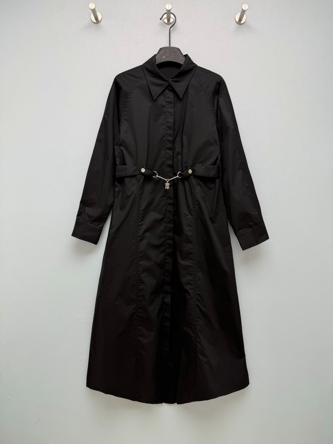 NO:899797,He* Equestrian Style Waisted Long Shirt Skirt Made of high-count poplin cotton, crisp and stylish, with a matte high-end texture, breathable and refreshing, a pointed collar to modify the face shape, a horsebit belt at the waist can be tied casually, and the waistline is immediately exposed. The A-line skirt has perfect hiding ability, and the low-key carriage embroidery on the side has a subtle sense of luxury and will not conflict with the style at all. White is clean and cool, nude pink is gentle and soft, and black is cool and capable. The three tones have different styles.  3 colors and 4 codes SMLXL, Hermès-clothing, hermes, skirts, shirts,19860909He*马术风收腰长款衬衫裙 高支府绸棉料,挺括有型,自带哑光高级质感,透气清爽,尖领修饰脸型,腰间马衔扣腰带随意一系,腰线立马出来,A字裙摆藏肉能力满分,侧边低调的马车刺绣,含蓄的高级感,完全不会撞款.白色干净清冷、裸粉温柔柔和、黑色飒爽干练,三种色调风格各不相同. 3色4码 SMLXL,爱马仕-服装,hermes,skirts,shirts,,Women's clothing