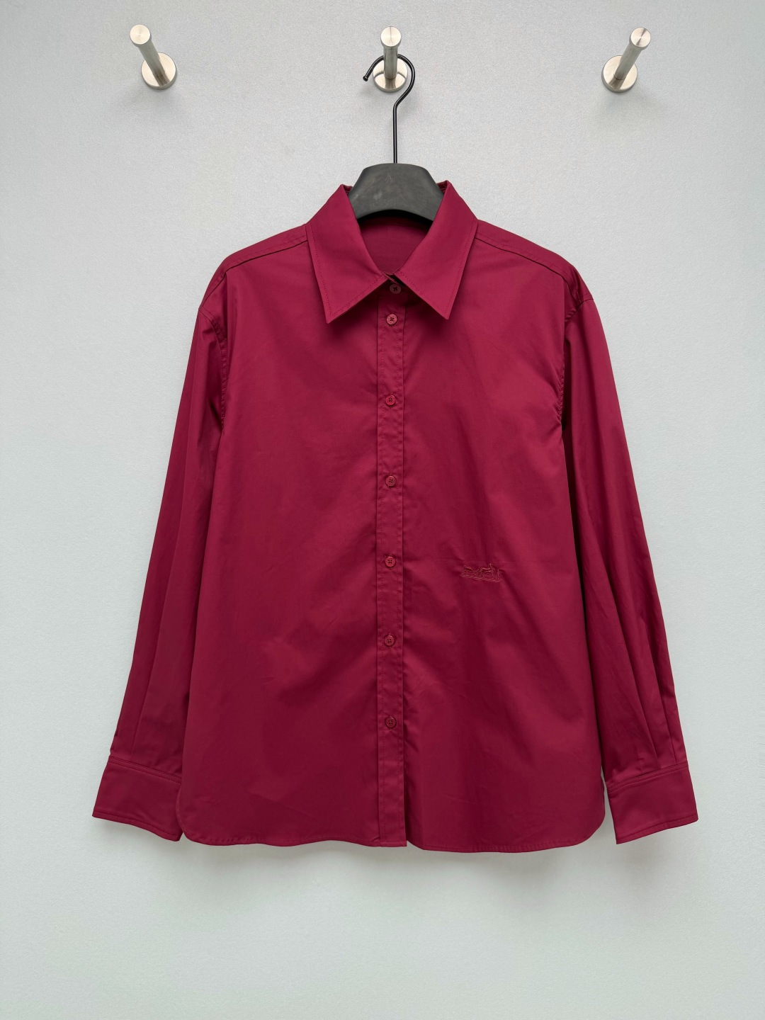 NO:899743,He* Equestrian Embroidery Simple Pointed Collar Cotton Feel Shirt  High-density combed poplin fabric, with natural texture and wrinkles, stiff and not easy to collapse, pointed collar that perfectly modifies the face shape, slightly loose version that is casual and lazy, not flattering at all, and same-color carriage embroidery on the side, low-key and restrained, without exaggerated big Lo  go, which is in line with the aesthetic of light luxury and low-key dressing. The placket is matched with native buttons of the same color, and the wiring is neat and exquisite. The nude pink is gentle and shows the complexion, the dark brown is retro and rich, the pure white is clean and refreshing, and the burgundy is retro and noble. Each of the four colors has its own style!  4 colors and 4 codes SMLXL, Hermès-clothing, hermes, shirts,19860909He*马术刺绣简约尖领棉感衬衫 高密精梳府绸面料,带有自然的肌理褶皱感,挺括不容易软塌,尖领修饰脸型一绝,微宽松的版型随性慵懒,完全不挑身材,侧边同色马车刺绣,低调内敛,没有夸张的大logo,符合轻奢低调的穿搭审美,门襟搭配同色系的原生纽扣,走线工整精致.奶裸粉温柔显气色、深咖啡色复古浓郁、纯白色干净清爽、酒红色复古显贵,四个色系各有风格！ 4色4码 SMLXL,爱马仕-服装,hermes,shirts,,Women's clothing