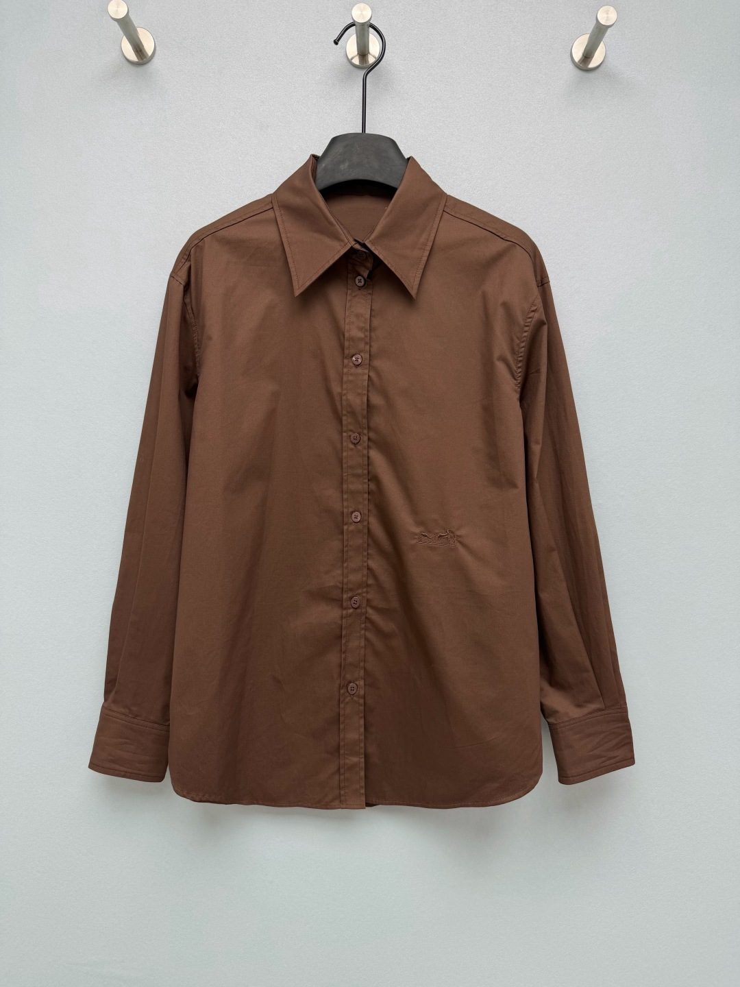NO:899756,He* Equestrian Embroidery Simple Pointed Collar Cotton Feel Shirt  High-density combed poplin fabric, with natural texture and wrinkles, stiff and not easy to collapse, pointed collar that perfectly modifies the face shape, slightly loose version that is casual and lazy, not flattering at all, and same-color carriage embroidery on the side, low-key and restrained, without exaggerated big Lo  go, which is in line with the aesthetic of light luxury and low-key dressing. The placket is matched with native buttons of the same color, and the wiring is neat and exquisite. The nude pink is gentle and shows the complexion, the dark brown is retro and rich, the pure white is clean and refreshing, and the burgundy is retro and noble. Each of the four colors has its own style!  4 colors and 4 codes SMLXL, Hermès-clothing, hermes, shirts,19860909He*马术刺绣简约尖领棉感衬衫 高密精梳府绸面料,带有自然的肌理褶皱感,挺括不容易软塌,尖领修饰脸型一绝,微宽松的版型随性慵懒,完全不挑身材,侧边同色马车刺绣,低调内敛,没有夸张的大logo,符合轻奢低调的穿搭审美,门襟搭配同色系的原生纽扣,走线工整精致.奶裸粉温柔显气色、深咖啡色复古浓郁、纯白色干净清爽、酒红色复古显贵,四个色系各有风格！ 4色4码 SMLXL,爱马仕-服装,hermes,shirts,,Women's clothing