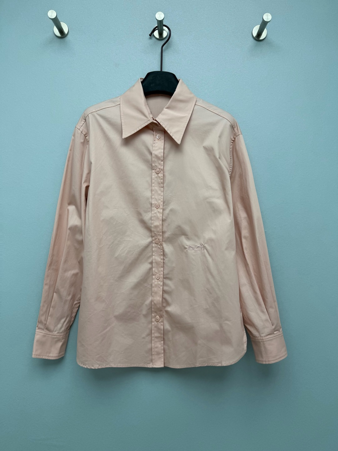NO:899730,He* Equestrian Embroidery Simple Pointed Collar Cotton Feel Shirt  High-density combed poplin fabric, with natural texture and wrinkles, stiff and not easy to collapse, pointed collar that perfectly modifies the face shape, slightly loose version that is casual and lazy, not flattering at all, and same-color carriage embroidery on the side, low-key and restrained, without exaggerated big Lo  go, which is in line with the aesthetic of light luxury and low-key dressing. The placket is matched with native buttons of the same color, and the wiring is neat and exquisite. The nude pink is gentle and shows the complexion, the dark brown is retro and rich, the pure white is clean and refreshing, and the burgundy is retro and noble. Each of the four colors has its own style!  4 colors and 4 codes SMLXL, Hermès-clothing, hermes, shirts,19860909He*马术刺绣简约尖领棉感衬衫 高密精梳府绸面料,带有自然的肌理褶皱感,挺括不容易软塌,尖领修饰脸型一绝,微宽松的版型随性慵懒,完全不挑身材,侧边同色马车刺绣,低调内敛,没有夸张的大logo,符合轻奢低调的穿搭审美,门襟搭配同色系的原生纽扣,走线工整精致.奶裸粉温柔显气色、深咖啡色复古浓郁、纯白色干净清爽、酒红色复古显贵,四个色系各有风格！ 4色4码 SMLXL,爱马仕-服装,hermes,shirts,,Women's clothing