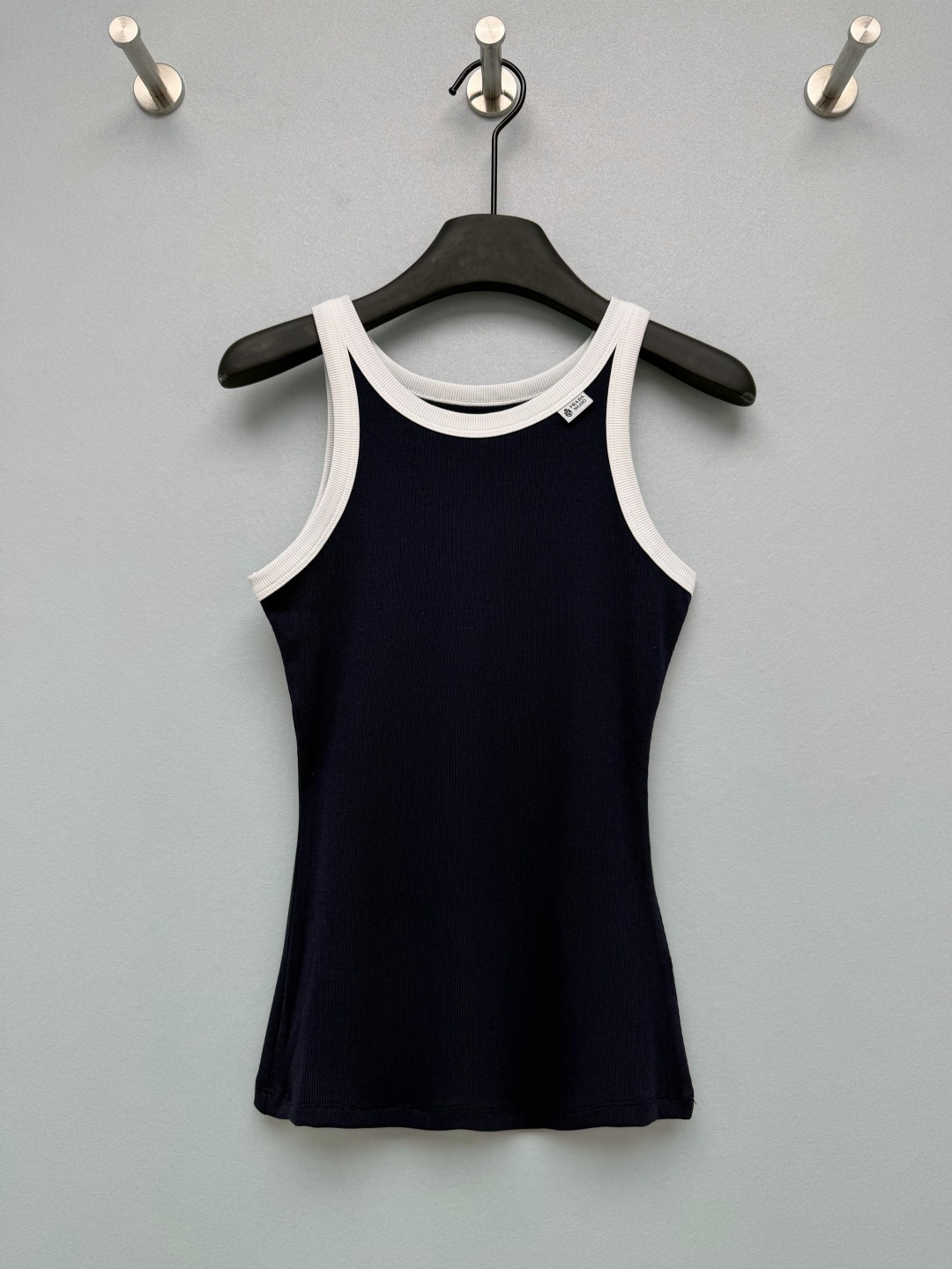 NO:899721,pra* American contrast ribbed tank top  High-density vertical rib cotton blend fabric, soft and breathable, has a cool touch, does not stick to the body when sweating, narrow shoulder round neck version, just wraps the shoulder line, perfectly covers the underarms, and elongates the neck line with vertical pit rib knots  The structure has a built-in tightening effect, making the upper body look slimmer and transforming into a slim figure in seconds. It has enough elasticity and is not tight. It is a must-have boxer vest every summer. Light blue is refreshing and whitening, and navy blue is calm and durable. You can choose from two colors.  Two-color code 3 SML,Prada-clothing,prada,prada,19860909pra* 美式撞色罗纹工字背心 高密竖条罗纹棉混面料,柔软透气,自带冰凉触感,出汗不粘身,窄肩工字圆领版型,刚好包裹肩线,完美遮住腋下副乳,拉长脖颈线条竖向坑条罗纹结构,自带收紧效果,上身巨显瘦,秒变修身纸片人,弹力充足不紧绷.每年夏天必囤的工字小背心,浅蓝色清爽显白,藏青色沉稳耐看,两种色系随便挑选 双色3码 SML,普拉达-服装,prada,prada,,Women's clothing