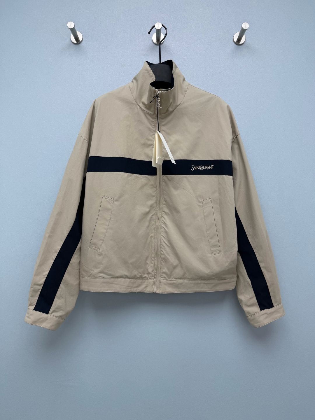 NO:899715,YSL* Retro Color Block Stand Collar Sports Style Short Jacket  It is made of high-density woven anti-wrinkle windbreaker fabric, which is smooth and crisp, with a slight windproof and water-repellent effect. The combination of horizontal chest webbing + vertical webbing on the arms replicates the style of retro sportswear in the 1980s, with a strong retro atmosphere and a full American retro flavor. The brand's handwritten logo is embroidered in the same color on the webbing, which is exquisite and low-key, not exaggerated and highly recognizable. Navy blue is calm and cool, and khaki is gentle and everyday. You can't go wrong with both colors with your eyes closed.  Two-color code 4 SMLXL, saint laurent-clothing, saint laurent, saint laurent, jackets & coats,19860909YSL*复古拼色立领运动风短款夹克 选用高密梭织抗皱风衣面料,顺滑挺括,具备轻微防风防泼水效果,胸口横向织带+手臂竖向织带的组合,复刻80年代复古运动服的版型,复古氛围感极强满满的美式复古味道；织带上采用同色系刺绣品牌手写体Logo,精致低调,不会浮夸且辨识度高.藏青色沉稳酷飒,卡其色温柔日常,两种颜色闭眼入都不会出错. 双色4码 SMLXL,圣罗兰-服装,saint laurent,saint laurent,jackets & coats,,Women's clothing