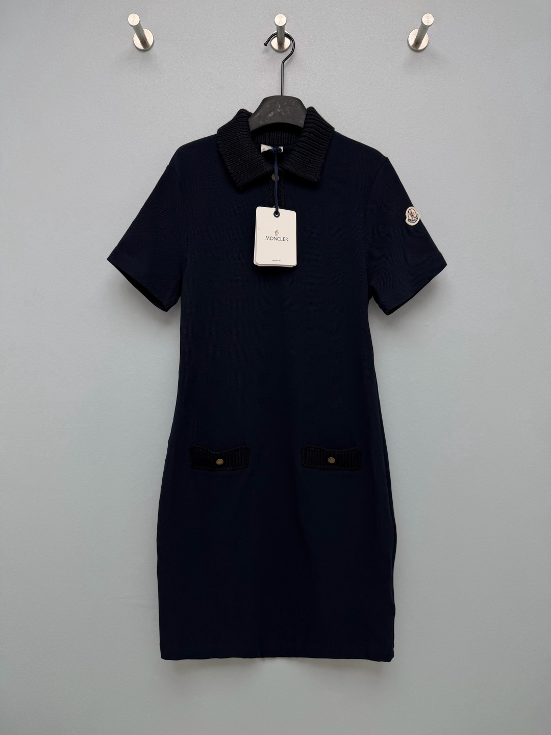 NO:899701,Moncler knitted patchwork Polo dress  The body is made of high-count piqué cotton, which is breathable, stiff and not easy to deform. The collar, placket and pockets are all made of rough-cut knitted fabric, which has a strong texture and full layering. The bronze metal buttons and classic badges on the sides have a low-key brand feel hidden in every detail. The H-shaped straight version is super friendly to the pear-shaped body and hides the flesh to make you look slimmer. The off-white is gentle and clean, and the navy blue is calm and atmospheric. It is especially suitable for daily commuting and weekend outings. Two-color code 3  SML,Moncler-clothing,Moncler,skirts,19860909Moncler 针织拼接Polo连衣裙 衣身采用高支珠地棉,透气挺括不易变形,领口、门襟、口袋全部使用粗坑条针织面料,肌理感强烈,层次感拉满.古铜色的金属扣子、侧边经典徽章小标,低调的大牌感藏在每一处细节里.H型直筒版型对梨形身材超友好,藏肉显瘦一绝.米白温柔干净,藏青色沉稳大气,日常通勤、周末出游穿都特别合适.双色3码 SML,蒙口-服装,Moncler,skirts,,Women's clothing