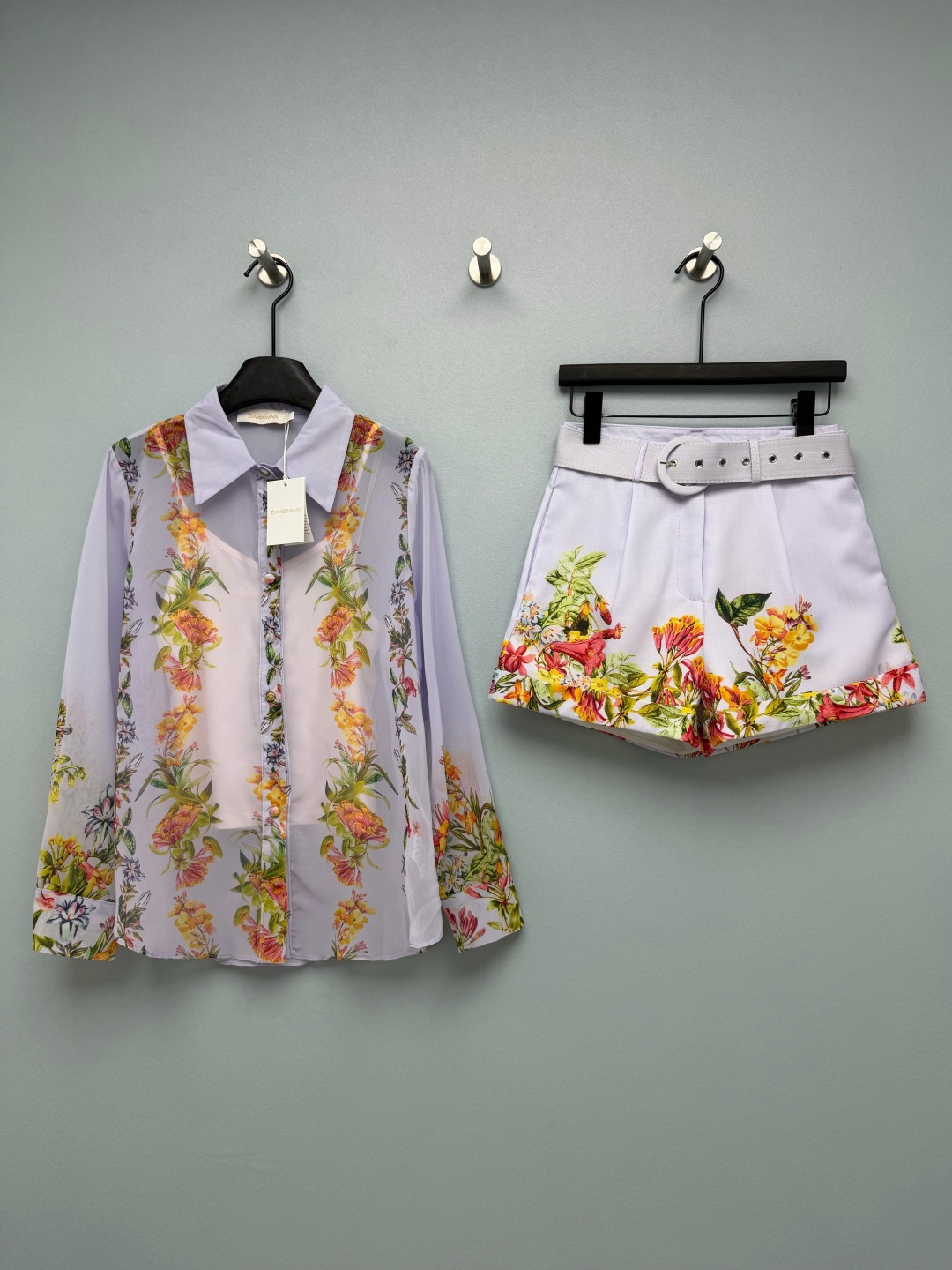 NO:900078,Zimmerma* Australian light luxury floral set  Slightly see-through chiffon long sleeves, with a lazy and relaxed feel, and with built-in suspenders, you don’t have to worry about being exposed; high-waisted wide-leg shorts with the original ring belt, easily worn with a 37% ratio, and the width of the hips and thick legs are completely hidden; lilac light purple background  Paired with retro tropical flower positioning prints, the colors are soft and low in saturation, not gaudy, and are the brand's iconic hand-painted plant and flower patterns. The patterns on the upper and lower garments echo each other, and the overall feeling is strong, eliminating the worry of matching, and adding a full sense of atmosphere when taking photos!  Solid color size 4 SMLXL, Zimmerman-clothing, shorts,19860909Zimmerma*澳洲轻奢花卉套装 微透的雪纺长袖,自带慵懒松弛感,里面自带吊带完全不用担心走光；高腰阔腿短裤配上原版圆环腰带,轻轻松松穿出三七分比例,胯宽腿粗全部藏住；丁香浅紫底色搭配复古热带花卉定位印花,色彩柔和饱和度低,不会艳俗,属于品牌标志性的手绘植物花卉纹样.上下装花纹呼应,整体感极强,省去搭配烦恼,拍照氛围感拉满！单色4码 SMLXL,兹默曼-服装,shorts,,Women's clothing