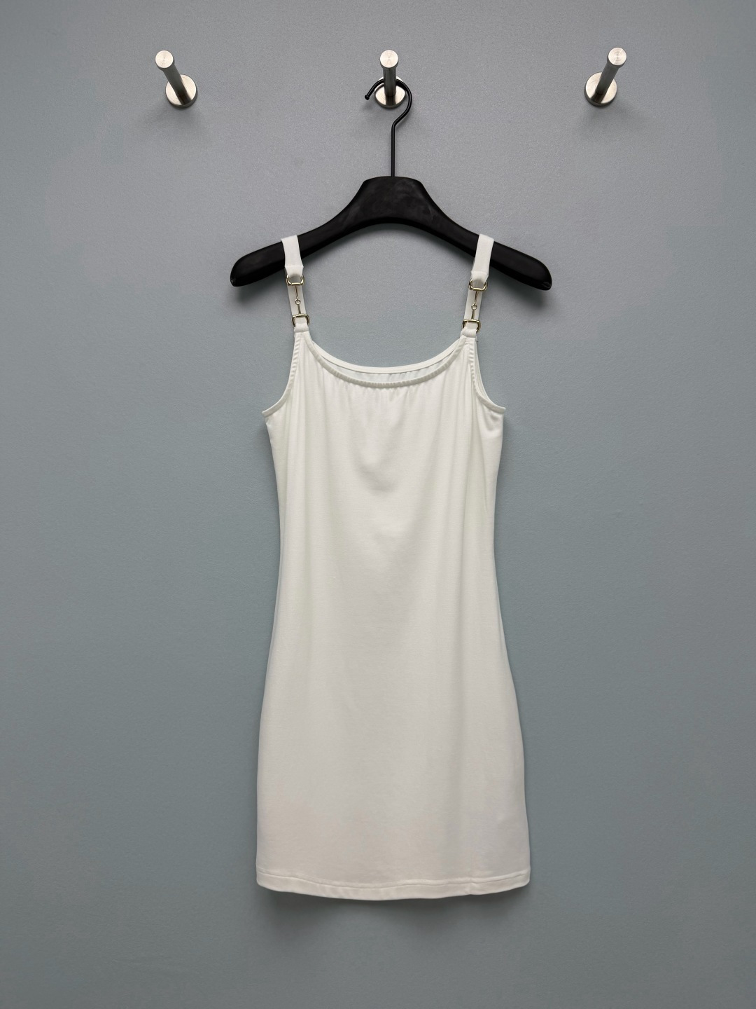 NO:900057,Gu* Horsebit metal suspender hip-covering short skirt. Highly elastic and waxy fabric, fully hip-covering and slim-fitting. It can tighten the waist and abdomen and outline the crotch line. It can optimize the body proportions without tightening the flesh. The wide suspender design modifies the shoulder line without tightening the shoulders. The metal buckle on the suspender is the finishing touch of the whole dress. It is different from ordinary suspenders and has a sense of high-end luxury!  The two-color choice of black and white will never go out of style. It is versatile in the wardrobe and will not be left idle. Two-color 3-code SML, Gucci-clothing, gucci, skirts,19860909Gu* 马衔扣金属吊带包臀短裙 高弹软糯的面料,全包臀修身版型,能够收紧腰腹、勾勒胯部线条,既能优化身材比例也不会紧绷勒肉,宽吊带设计,修饰肩线,不勒肩膀,吊带上金属扣是整件衣服的点睛之处,区别于普通吊带,自带高级轻奢感！双色选择黑白色永不过时,衣柜百搭款,不容易闲置 双色3码 SML,古驰-服装,gucci,skirts,,Women's clothing