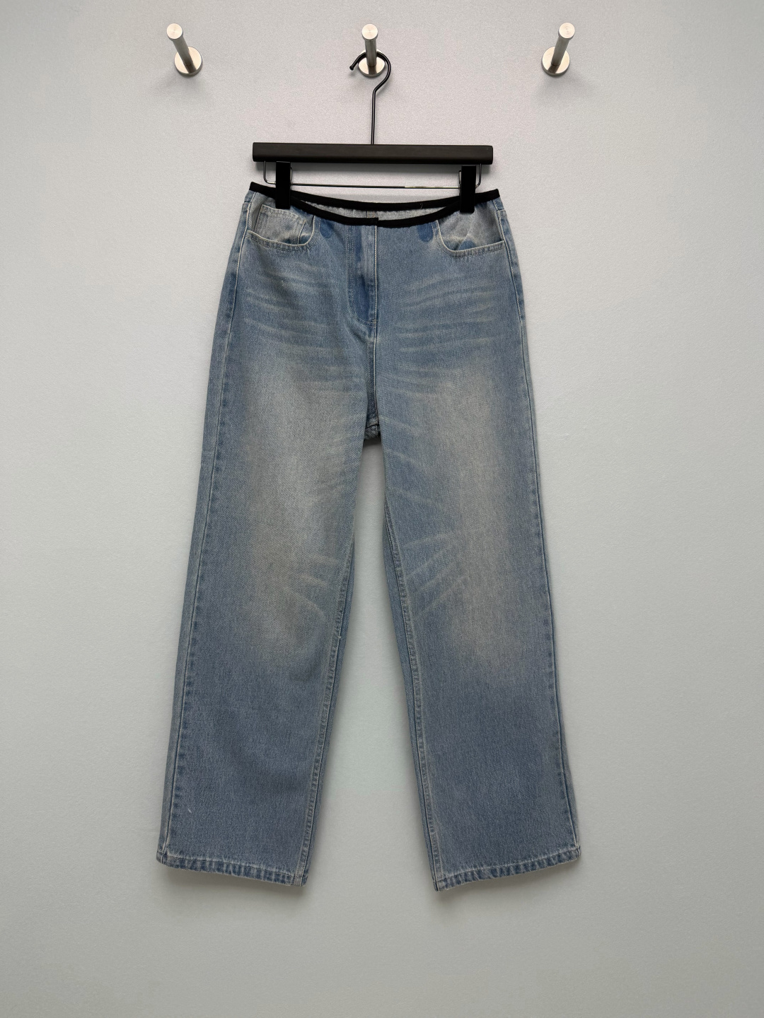 NO:900050,PRA* black trim elastic waist straight leg cropped jeans  Made of 100% cotton softened denim fabric, soft and stylish, not slumped against the legs, with just the right drape, no burden to wear in summer, hand-made gradient whisker washing, natural whitening lines, self-slimming effect, strong retro atmosphere, soft color, easy to wear, black ribbed pine  The tight waistband is different from the stiff waist of ordinary denim. It is soft and elastic, does not tighten the belly, and greatly improves the comfort. It visually weakens the tightness of the waistline. The nine-point straight pants shape modifies the leg lines, exposing the ankles and elongating the height ratio. It is versatile and can be matched with anything. Monochrome size 3  SML,Prada-clothing,prada,prada,jeans,19860909PRA* 黑边松紧腰直筒九分牛仔裤 全棉软化牛仔布料,软而有型,不会软塌贴腿,垂感刚刚好,夏天穿毫无负担,手工渐变猫须水洗,自然磨白纹路,自带显瘦效果,复古氛围感强,颜色柔和不挑上衣,黑罗纹松紧包边腰头区别于普通牛仔硬腰,柔软带弹力,不勒肚子,舒适度大幅提升,视觉上弱化腰线紧绷感,九分直筒裤型修饰腿部线条,露出脚踝拉长身高比例,百搭不出错.单色3码 SML,普拉达-服装,prada,prada,jeans,,Women's clothing