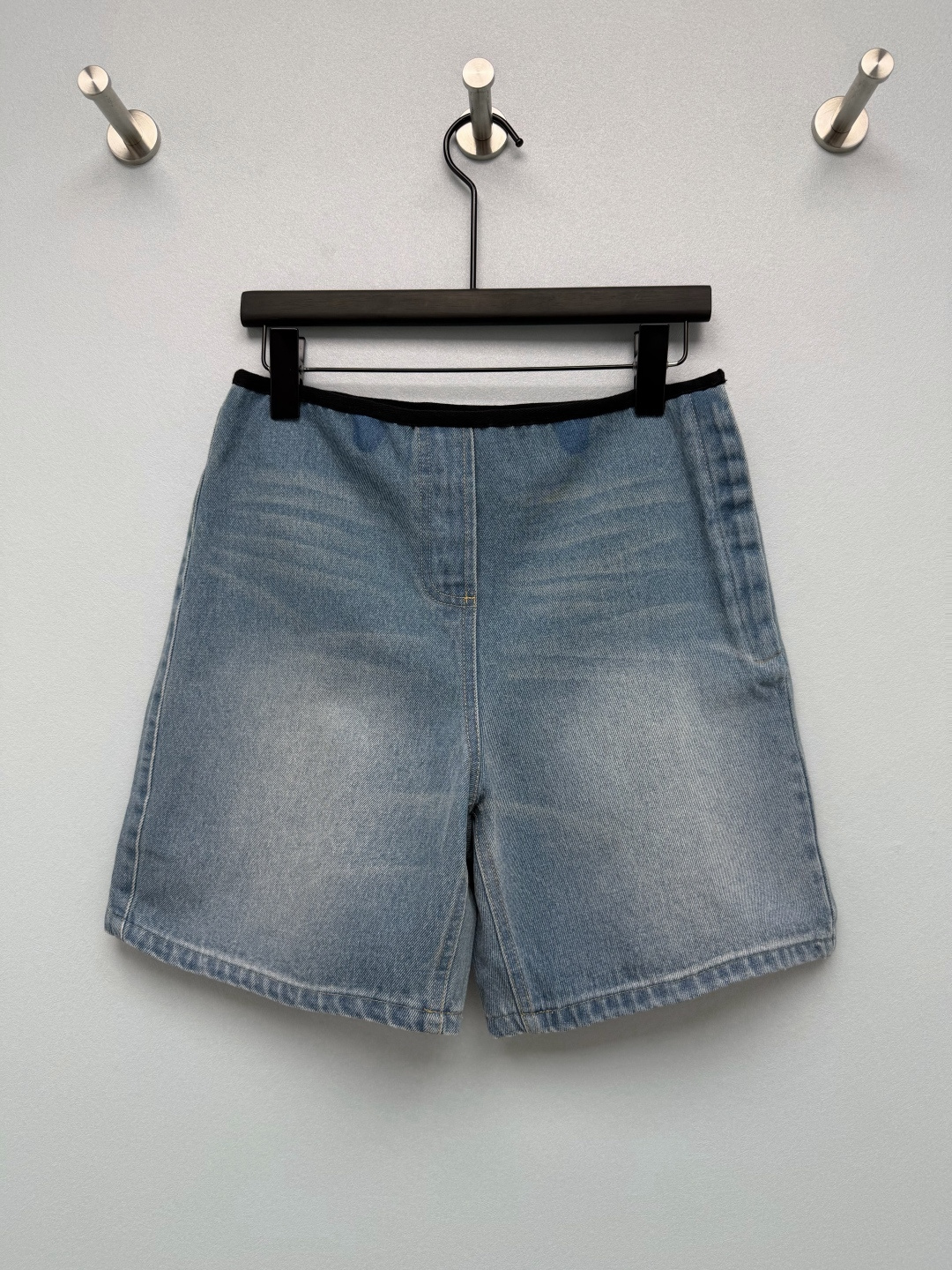 NO:900044,PRA* side-zip soft denim midi shorts  The stonewashed wash color is soft and retro, and the fabric is soft and skin-friendly, breaking the bulky feel of denim fabrics. It abandons the traditional placket button design and uses a fully open metal zipper on one side + invisible snap button closure. The waistband is a black elastic webbing, which is very convenient to put on and take off, and can be adapted to different styles.  With the same waist circumference, it is very tolerant for those with small belly. The loose cut will not cling to the leg line, and has an excellent effect of hiding the flesh. The trousers are neatly hemmed, retaining the original casual texture of jeans. The straight-cut trousers are of five-point length, just enough to cover the flesh of the thighs, and can perfectly modify the shape of the legs even if they are not good-looking!  Single color size 3 SML,Prada-clothing,prada,prada,shorts,19860909PRA* 侧拉链软牛仔中短裤 石磨洗水色调柔和复古,面料柔软亲肤,打破牛仔面料的笨重感.摒弃传统门襟纽扣设计,采用一侧全开式金属拉链+隐形按扣开合,腰头是黑色包边松紧织带,穿脱非常方便,同时能适配不同腰围,对有小肚腩的包容度很高.宽松剪裁不会紧贴腿部线条,藏肉效果优秀,裤脚工整锁边,保留牛仔原有的休闲质感.直筒五分的裤型,刚好遮住大腿肉肉,腿型不好看也能完美修饰！单色3码 SML,普拉达-服装,prada,prada,shorts,,Women's clothing