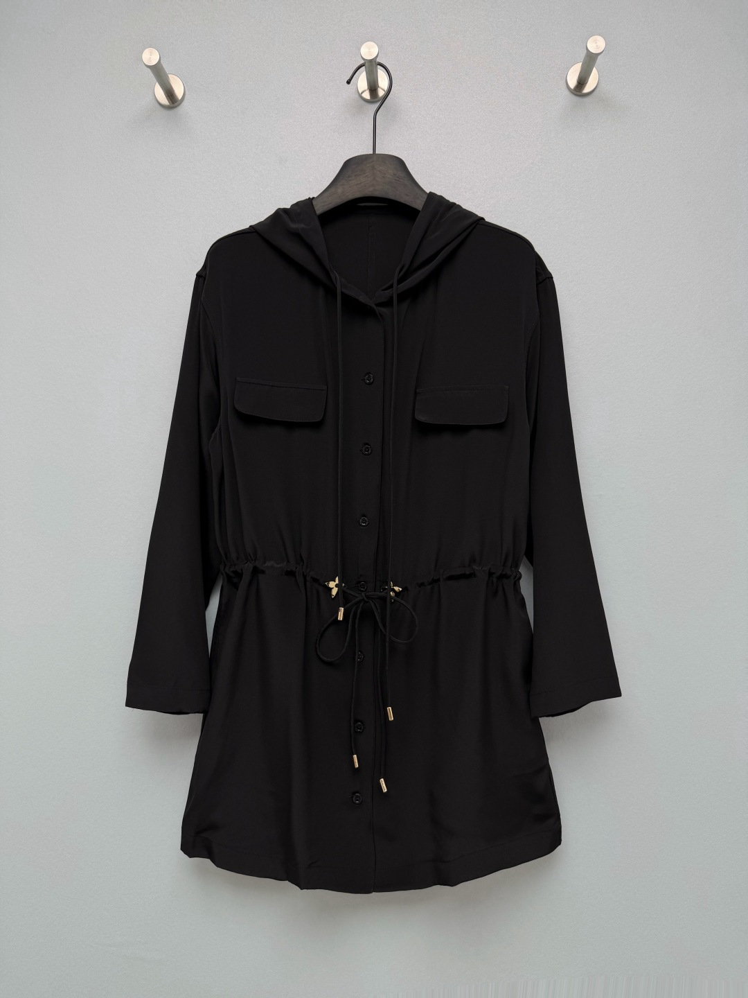 NO:900070,lou* hooded drawstring waist thin windbreaker jacket  Made of high-draping silk fabric, the high version is smooth, light and breathable, with sun and wind protection effect. The metal drawstring waistband is adjustable, and the elasticity can be freely controlled. It can be loose and casual, and can also be tightened to show your figure. It can be worn in two ways. The hooded work pocket design weakens the boring feeling of pure black and has a full casual atmosphere. The hat can also block the sun and wind. The mid-length curved hem covers the buttocks and crotch. It is very tolerant for pear-shaped and slightly fat bodies. Monochrome size 3  SML,Louis Vuitton-clothing,louis vuitton,jackets & coats,real silk,hats,19860909lou* 连帽抽绳收腰薄款风衣外套 采用高垂感真丝面料,高版本顺滑轻薄透气,具备防晒防风的效果,可调节金属抽绳腰头,松紧自由把控,既能宽松休闲,又能收腰显身段,一衣两种穿法,连帽工装口袋设计,弱化纯黑色的沉闷感,休闲气息十足,帽子还能遮阳挡风,中长弧形衣摆遮盖臀部和胯部,对梨形身材、微胖身形包容度很高.单色3码 SML,路易威登-服装,louis vuitton,jackets & coats,real silk,hats,,Women's clothing