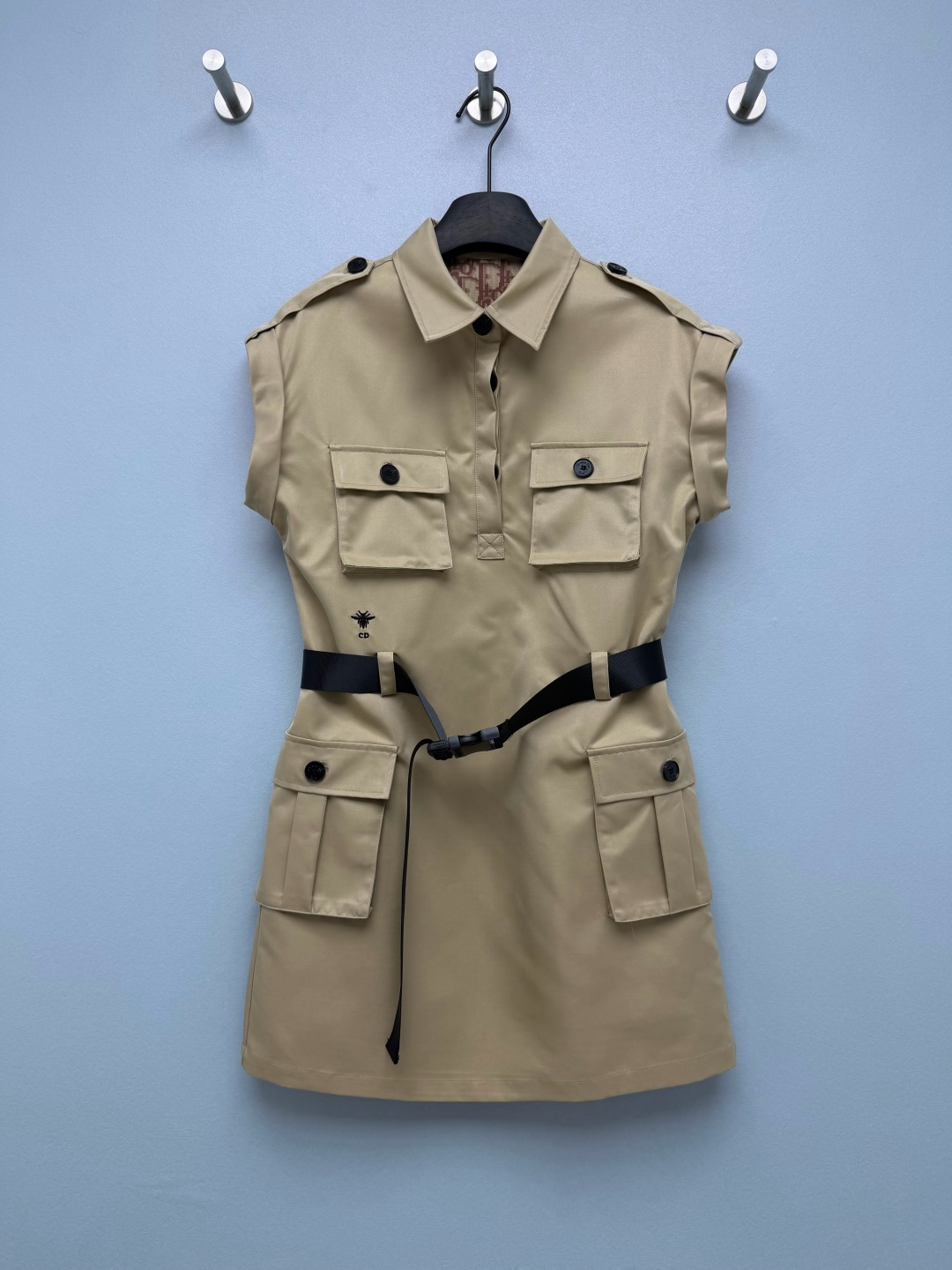 NO:900085,Dio* American workwear-style waisted hunting dress  Made of high-density twill woven fabric, the silhouette is crisp and stylish, not easy to collapse and deform, and has strong wrinkle resistance. The classic lapel shirt placket design has a neat aura. The sleeveless folded flying sleeves can modify the shoulder lines and cover the armpit fat. It can be worn with  Equipped with a black adjustable nylon functional belt, it can tighten the waistline and shape the straight skirt into a slim X-shape, optimizing body proportions. The short straight skirt is long, just at the thigh position, elongating the leg lines, and can be controlled by small people!  Single color code 3 SML, Dior-clothing, dior, dior, skirts, shirts,19860909Dio* 美式工装风收腰狩猎款连衣裙 采用高密斜纹梭织面料,版型挺括有型,不容易软塌变形,抗皱性强,经典翻领衬衫门襟设计,自带利落气场,无袖翻折飞袖,可以修饰肩部线条,遮盖腋下赘肉,搭配一条黑色可调节尼龙机能腰带,能够收紧腰线,把直筒的裙身塑造成修身的X型,优化身材比例,短款直筒裙长,刚好在大腿位置,拉长腿部线条,小个子也能驾驭！单色3码 SML,迪奥-服装,dior,dior,skirts,shirts,,Women's clothing