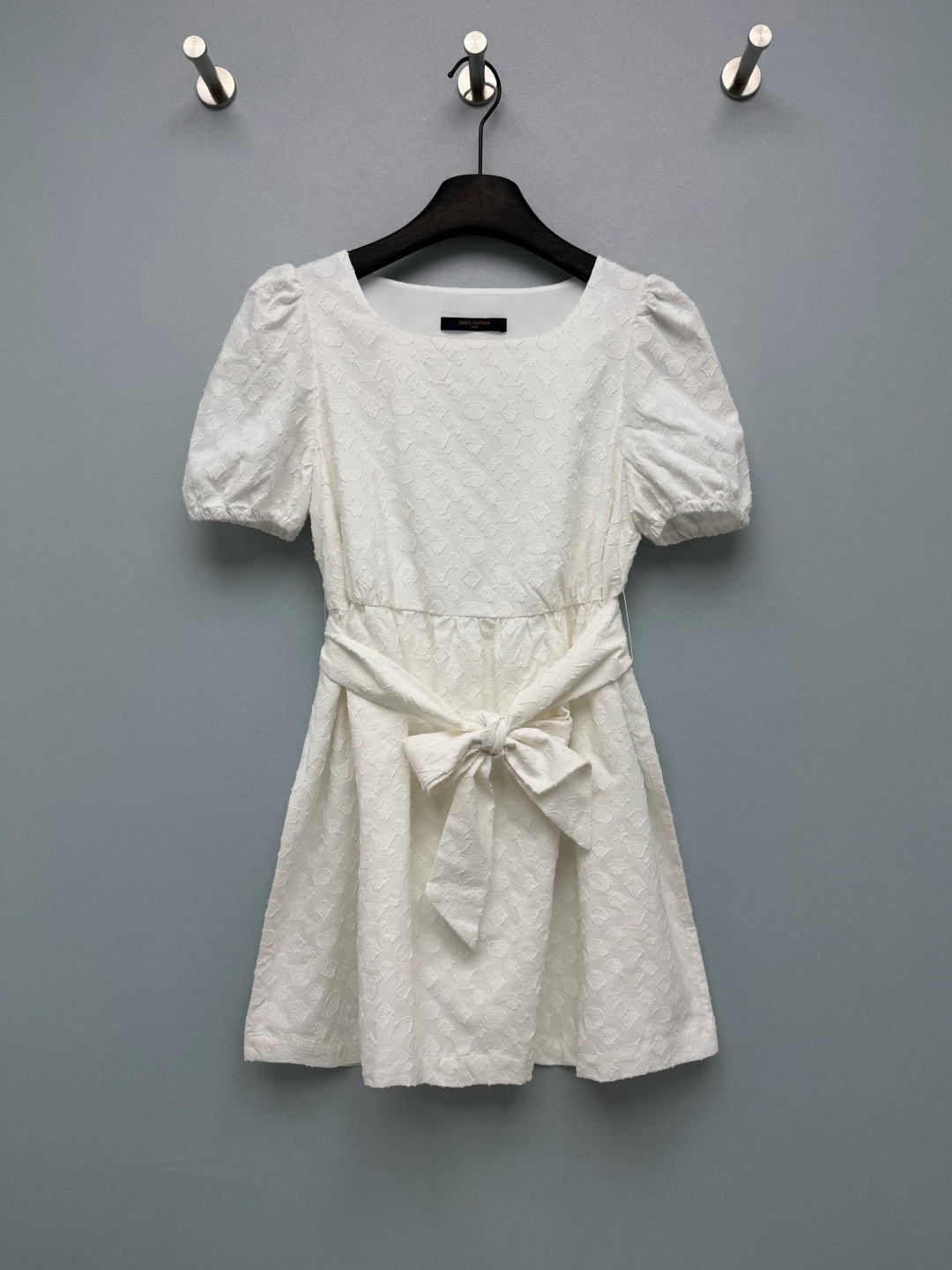 NO:900063,lou* French embossed jacquard waist-cinching white skirt  Made of three-dimensional embossed jacquard fabric, with dark geometric patterns printed all over the body, the texture is full and three-dimensional, and the touch is thick and stylish. The short puff sleeves just cover the flesh of the arms. The waist comes with a strap of the same material, and the waist is immediately visible when tied with a bow. The loose A-line skirt is fluffy, and the belly and wide hips are all well hidden. Simple style, the upper body has a clean and pure elegance. Monochrome 3 code  SML,Louis Vuitton-clothing,louis vuitton,skirts,T-shirt,19860909lou* 法式浮雕提花收腰小白裙 采用立体浮雕提花面料,通体满印暗纹几何花纹,肌理感饱满立体,触感厚实有型,泡泡短袖刚好遮住手臂肉肉,腰间自带同料绑带,系上蝴蝶结小蛮腰立马显现,散开的A字裙摆蓬蓬松松,小肚子和宽胯全都藏得严严实实.简简单单的款式,上身自带干净清纯的优雅气质.单色3码 SML,路易威登-服装,louis vuitton,skirts,T-shirt,,Women's clothing