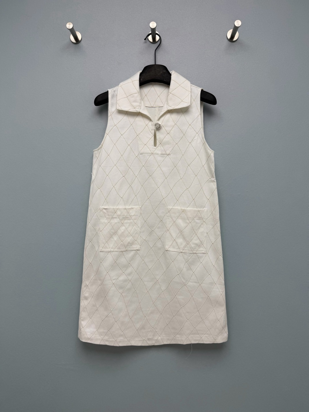 NO:900186,Cha* diamond sleeveless cutout lapel pocket dress  All-over rhombus quilted quilting design, with a high-end texture that breaks the monotony of solid colors. The fabric is crisp and stylish, taking into account both texture and comfort. Lapel + half-open button design, metal buttons with fine webbing decoration, exquisite and low-key, half-open collar modifies the neck line, simple and not rigid. Two large square patch pockets on the front, casual and casual, practical online, milky white is gentle and clean, light blue is refreshing and healing, low saturated color, versatile and durable for daily use. Two-color 3 codes  SMLR,Chanel-clothing,chanel,skirts,19860909Cha* 菱格无袖镂空翻领口袋连衣裙 通体菱形格压线绗缝设计,肌理感高级,打破纯色单调,面料挺括有型,兼顾质感和舒适度,翻领+半开扣设计,金属质感纽扣搭配细织带装饰,精致低调,半开领口修饰脖颈线条,简约不呆板,前身两个方形贴布大口袋,休闲随性,实用性在线,奶白色温柔干净,浅蓝色清爽治愈,低饱和色系,日常百搭耐看 双色3码 SMLR,香奈儿-服装,chanel,skirts,,Women's clothing