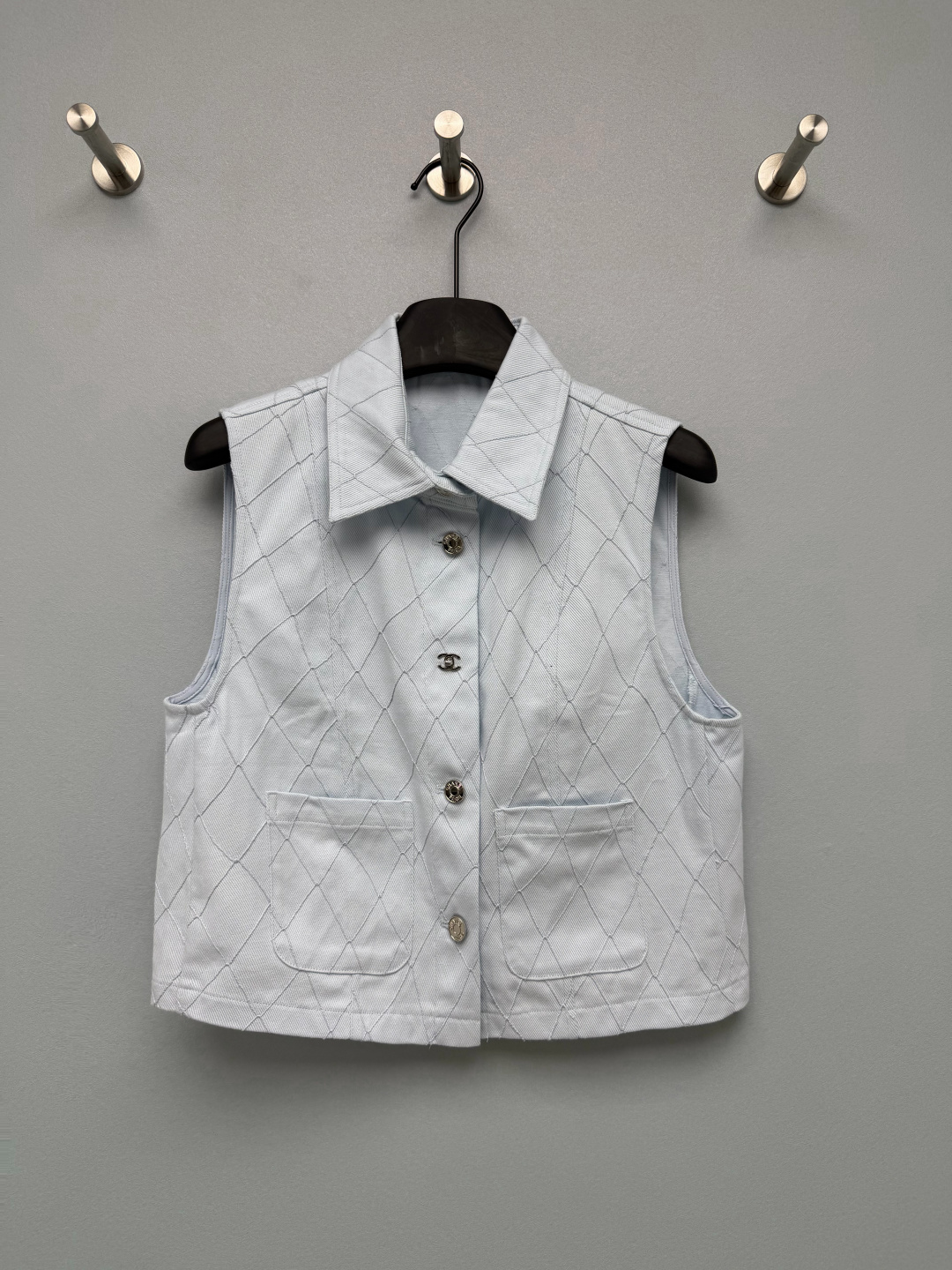 NO:900236,Cha* diamond lapel pocket vest  Made of thickened twill cotton woven fabric, the fabric has a moderate weight, the fabric surface is firm and crisp, and the fabric texture is online. The whole body is quilted with gold thread rhombus, which is low-key and exquisite, and the neat lapels modify the neck line. The short version is easy to wear.  High waistline, metal buttons + double side patch pockets, small fragrance atmosphere is in place, short high-waisted version, high waistline, optimized body proportions, small people can close their eyes. Off-white is clean and gentle, light blue is refreshing and soft, two-color choice  Two-color size 3 SMLR, Chanel-clothing, chanel,19860909Cha*菱格翻领口袋马甲 选用加厚斜纹棉梭织面料,面料克重适中,布面紧实挺括,面料质感在线,通体金线菱格绗缝,低调中透着精致感,利落翻领修饰脖颈线条,短款版型轻松穿出高腰线,金属纽扣+双侧贴袋,小香风氛围感拿捏到位,短款高腰版型,拉高腰线,优化身材比例,小个子闭眼入.米白干净温柔,浅蓝清爽柔和,双色选择 双色3码 SMLR,香奈儿-服装,chanel,,Women's clothing