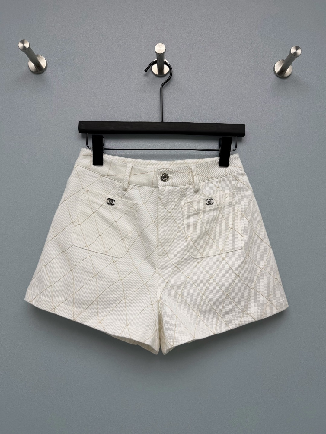 NO:900229,Cha* Diamond Pocket Shorts are made of twill cotton fabric, crisp and stylish, breathable and comfortable, anti-wrinkle and not easy to collapse. They are equipped with diamond quilting technology and are full of texture. The front metal round buckle opens and closes, and the double patch pockets on the back are equipped with metal logo buckles. The details are full of texture. The high-waisted A-line wide-leg version makes the crotch look slimmer. The pear-shaped figure is closed with eyes closed. The milky white is gentle and the light blue is refreshing. The two colors are versatile for daily use. Two-color 3-code  SMLR,Chanel-clothing,chanel,shorts,19860909Cha*菱格口袋短裤 采用斜纹棉质面料,挺括有型,透气舒适,抗皱不易软塌,搭配菱格绗缝工艺,肌理感十足,前襟金属圆扣开合,后侧双贴口袋搭配金属标识扣,细节质感拉满,高腰A字阔腿版型,藏胯显瘦,梨形身材闭眼入,奶白温柔、浅蓝清爽,两个配色日常百搭 双色3码 SMLR,香奈儿-服装,chanel,shorts,,Women's clothing