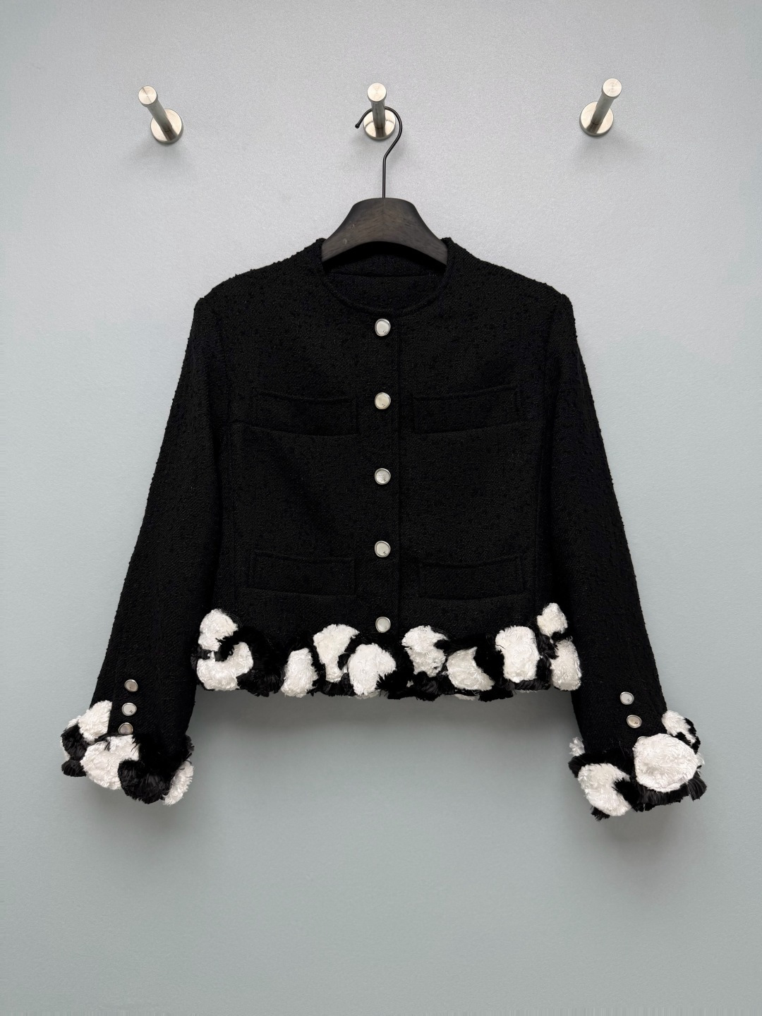 NO:901751,Cha* black and white tassel splicing small fragrant short coat  Made of classic black tweed fabric, the texture is full and thick, the texture is high-end, the fabric is stiff and not easy to collapse, the round neck and collarless classic version are neat and simple, the short length raises the waistline, and can easily optimize the body proportions, the loose and slightly wide version, including  The shoulder width and arm fat are accommodated, and the figure is not picky. The mother-of-pearl metal buttons + symmetrical pockets continue the elegant core of Xiaoxiang style. The hem and cuffs are spliced with irregular black and white three-dimensional tassels, which is full of design. The atmospheric Xiaoxiang jacket combines elegance and personality.  Single color size 3 SML, Chanel-clothing, chanel, jackets & coats,19860909Cha*黑白流苏拼接小香风短外套 采用经典黑色粗花呢面料,肌理饱满厚实,质感高级,面料挺括不易软塌,圆领无领经典版型,利落简约,短款衣长拉高腰线,轻松优化身材比例,宽松微阔版型,包容肩宽与手臂赘肉,不挑身形,贝母金属纽扣+对称口袋,延续小香风优雅内核,下摆袖口拼接不规则黑白立体流苏,设计感十足.氛围感小香外套,优雅与个性兼具 单色3码 SML,香奈儿-服装,chanel,jackets & coats,,Women's clothing