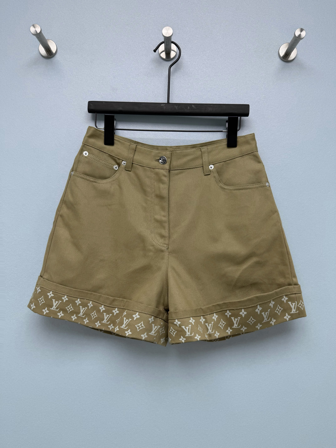 NO:901744,LV khaki presbyopic hem casual shorts  Made of high-density twill pure cotton canvas fabric, the fabric is thick, crisp and stylish, with exclusive metal logo buttons + brand zippers, neat workmanship on the inside, precise routing, high-waisted A-line wide-leg version, raised waistline, loose trousers to modify thigh fat, pear-shaped figure friendly, classic five-pocket denim style, pocket rivet reinforcement, continuing the classic structure of denim workwear. High-end khaki military green, retro and high-end, not picky about skin color, classic khaki really never goes out of style!  Single color three sizes SML,Louis Vuitton-clothing,louis vuitton,louis vuitton,shorts,19860909LV卡其色老花卷边休闲短裤 选用高密斜纹纯棉帆布面料,面料厚实挺括有型,专属金属logo纽扣+品牌拉链,内里做工工整,走线精密,高腰A字阔腿版型,拉高腰线,宽松裤管修饰大腿赘肉,梨形身材友好,经典五袋牛仔款式,口袋铆钉加固,延续牛仔工装经典结构.高级卡其军绿色,复古高级,不挑肤色,经典卡其色真的永不过时！单色三码 SML,路易威登-服装,louis vuitton,louis vuitton,shorts,,Women's clothing
