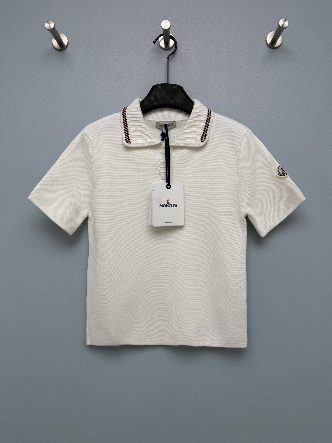 NO:901737,Mon* women's knitted Polo short sleeves are made of custom-made fine pique knitted fabrics. The knitted texture is tight and soft, with excellent breathability. Creamy white knitted fabrics are soft and breathable. The upper body has perfect texture. The collar has contrasting stripes and full details. The placket webbing design distinguishes ordinary Polo shirts from ordinary people. The classic towel embroidered badge logo on the left arm is exquisite and advanced. The slightly loose shoulder version shows slimming and is friendly to all body types.  Single color size 3 SML, mask-clothing, Moncler, T-shirt,19860909Mon*女士针织Polo短袖 采用定制细密珠地针织面料,针织肌理紧致软糯,透气性优越,奶油白色针织面料,软糯透气,上身质感满分,领口撞色条纹包边,细节设计感拉满,门襟织带系带设计,区别大众普通Polo衫,左臂经典毛巾绣徽章logo,做工精致高级,微宽松正肩版型,显瘦藏肉,对各种身材友好 单色3码 SML,蒙口-服装,Moncler,T-shirt,,Women's clothing