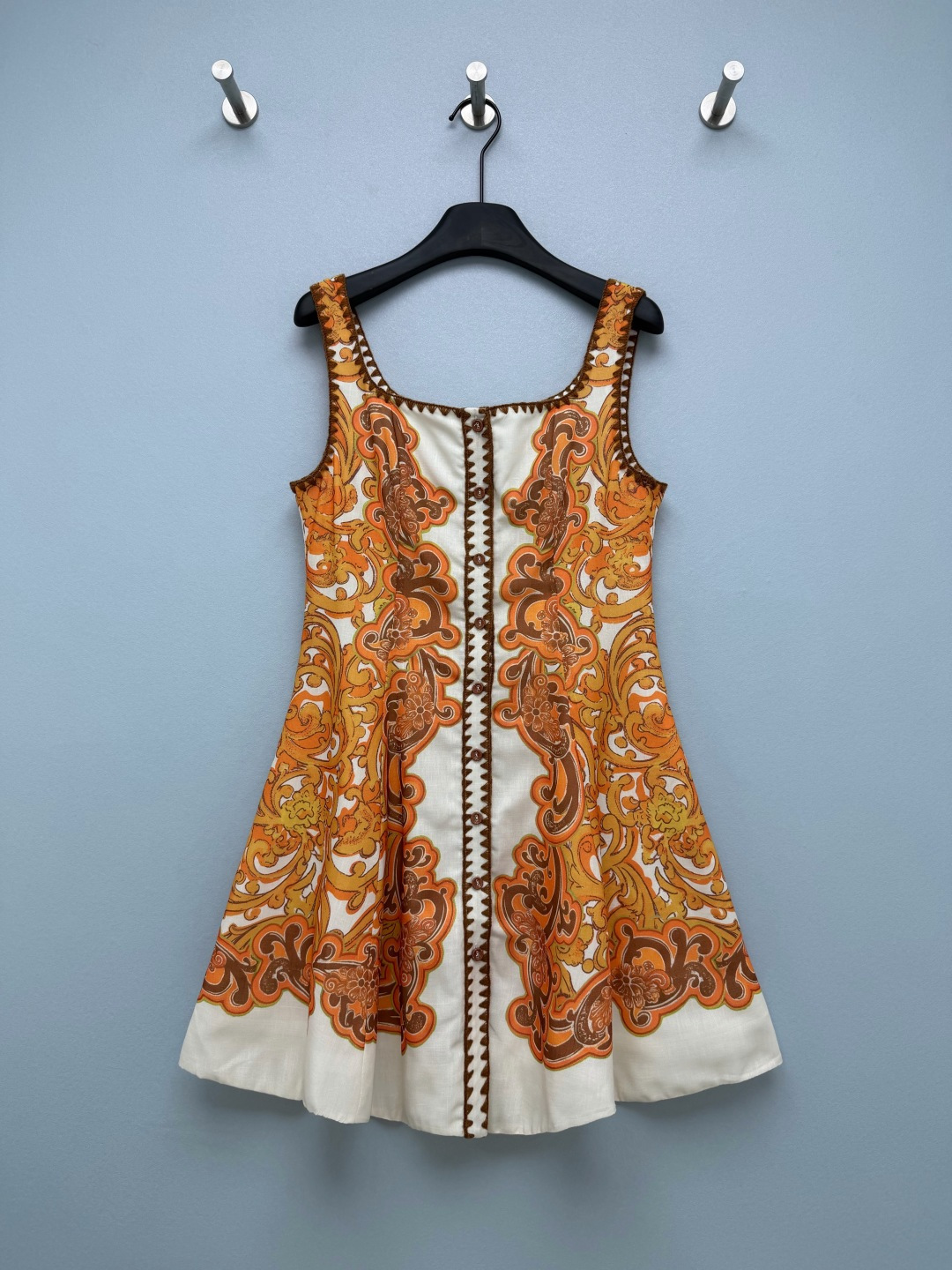 NO:901729,Ale*Vintage Baroque Print Tank Top Skirt  Selected high-count linen blended fabrics, with clear texture, breathable and dry, not stuffy when worn in summer, the fabric is stiff and stylish, can hold up the skirt, hand-crocheted lace + front row retro buttons, full of details, A-line waist design, tighten the waistline, the skirt spreads out the bulk of the body, the short version elongates the leg proportions, and directly fills the atmosphere of vacation photos. Warm orange caramel baroque print, rich retro tones are super white. Monochrome size 3  SML,women's clothing,skirts,19860909Ale*复古巴洛克印花背心短裙 甄选高支亚麻混纺面料,肌理质感清晰,透气干爽,夏天穿着不闷热,面料挺括有型,能够撑起裙摆版型,手工钩花边+前排复古纽扣,细节满满,A字收腰版型,收紧腰线,裙摆散开巨藏肉,短款版型拉长腿部比例,度假拍照氛围感直接拉满.暖橙焦糖巴洛克印花,浓郁的复古色调超级显白.单色3码 SML,女装,skirts,,Women's clothing