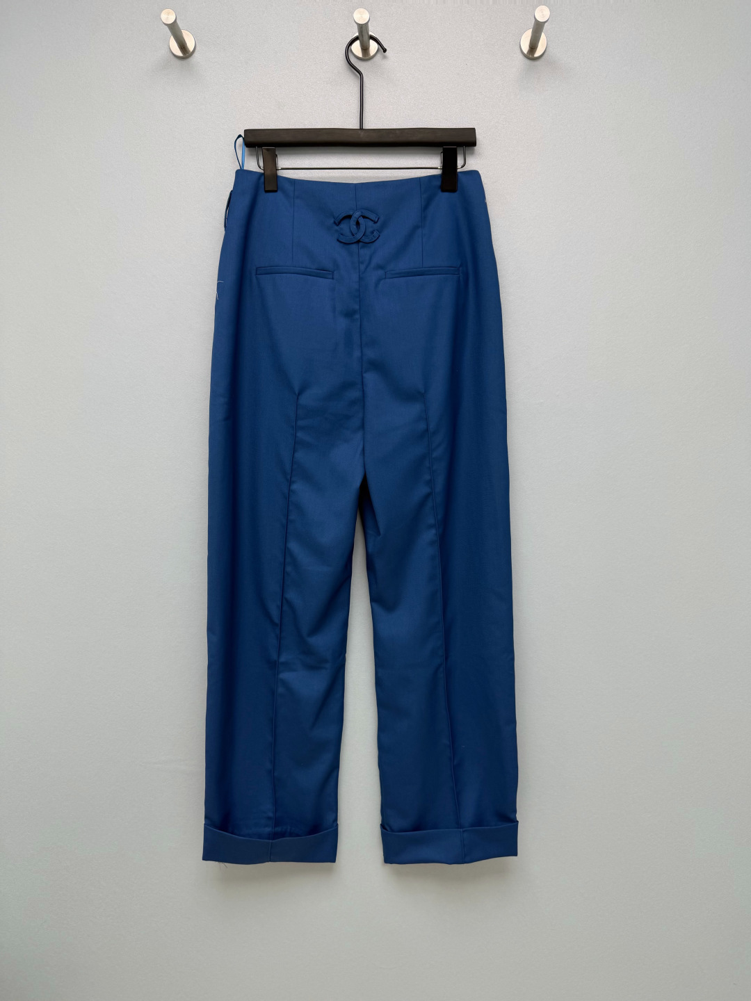 NO:901759,Cha* Klein blue high-waisted cuffed nine-point suit trousers are made of high-count worsted wool blended fabrics, which are fine and smooth, draped, stiff and stylish while taking into account breathability. The high-waist pleat design can easily hold the belly and make your legs longer in seconds. The tapered cuffed nine-point trousers hide the crotch and cover the flesh, and the pear-shaped figure can be closed with eyes closed. Original double-C hardware accessories, buttons and zipper details are full of texture. High-end royal blue, getting rid of the dullness of basic black.  Single color size 3 SML, Chanel-clothing, chanel, business suit,19860909Cha* 克莱因蓝高腰翻边九分西装裤 选用高支精纺羊毛混纺面料,细腻顺滑,垂坠挺括有型兼顾透气性,高腰压褶设计,轻松收住小肚腩,秒变大长腿,锥形翻边九分裤型,藏胯遮肉,梨形身材闭眼入,原版双C五金配件,纽扣、拉链细节质感满满.浓郁高级的宝蓝色,摆脱基础黑色的沉闷 单色3码 SML,香奈儿-服装,chanel,business suit,,Women's clothing
