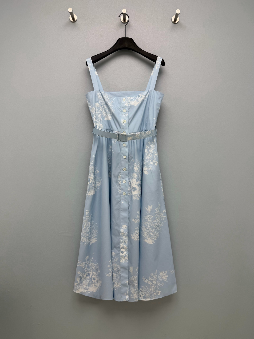 NO:901752,ZIMMERMA* Halterneck open back floral dress  It is made of bamboo textured linen blended fabric, with its own subtle bamboo texture, breathable and sweat-wicking. Camilla's same oil painting print brings the sea of summer flowers to your body. The creamy yellow background is matched with gradient flowers, which is retro, bright and white. The collar  Hand-made beaded lace, with a sense of sophistication. The bow-tie backless design gives a gentle and pure atmosphere. Linen slub fabric is light and breathable, so you can wear it in summer without any burden. The large A-line skirt hides your muscles perfectly, and the hips are wide and pear-shaped, and you can close your eyes.  Single color code 3 SML, Zimmerman-clothing, skirts,19860909ZIMMERMA* 挂脖露背碎花连衣裙 选用竹节肌理亚麻混纺面料,自带细微竹节纹理,透气排汗,Camilla同款油画印花,把盛夏花海穿在身上,奶黄底色搭配渐变花卉,复古明媚又显白,领口手工钉珠蕾丝,精致感直接拉满,后背蝴蝶结露背设计,温柔纯欲氛围感,亚麻竹节面料,轻薄透气,夏天穿毫无负担,A字大裙摆藏肉力满分,胯宽梨形闭眼入 单色3码 SML,兹默曼-服装,skirts,,Women's clothing