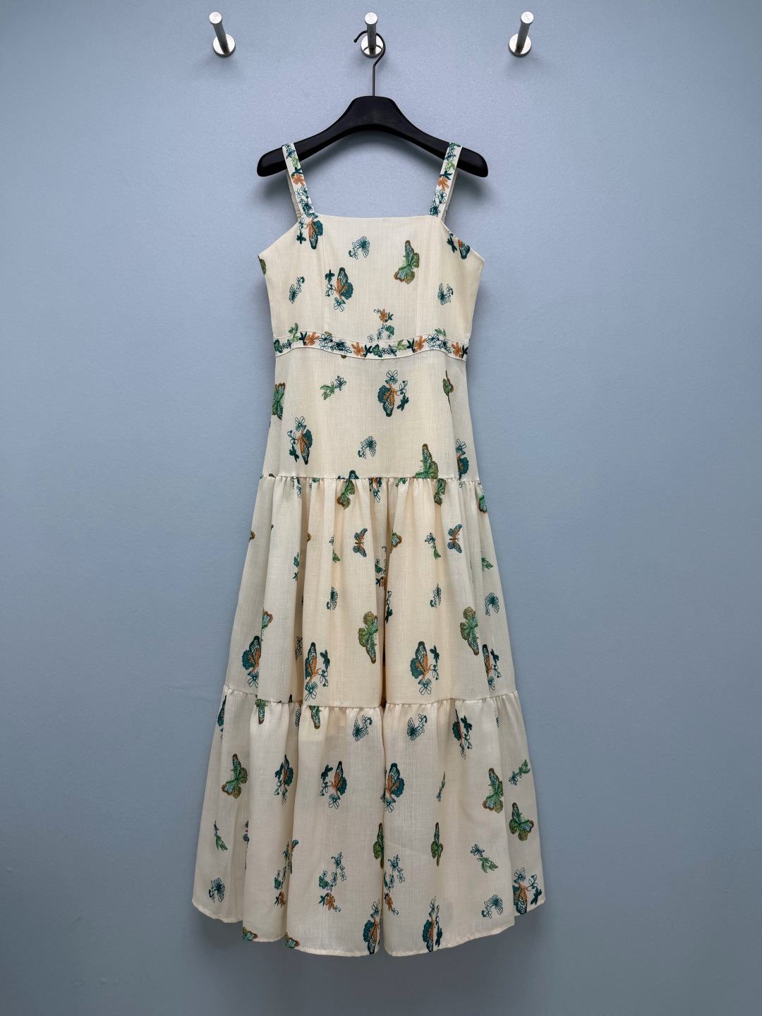 NO:901727,Agua* printed strappy cake dress  It is made of custom-textured cotton and linen fabrics, with a subtle breathable texture, refreshing and not sweaty, and excellent drape. Simple square-neck suspender design, widened printed shoulder straps to reduce shoulder pressure and not easy to slip off. High-waisted tailoring, invisible zipper on the back for easy putting on and taking off. The waistline is tightened to optimize body proportions and highlight the slim waist. The waist is embellished with a printed webbing, which is exquisite and layered. Retro butterfly style is artistic and relaxed, blue and white porcelain ocean print is refreshing and healing, two designs and colors to choose from.  Two-color code 3 SML, women's clothing, skirts,19860909Agua* 印花吊带蛋糕连衣裙 采用定制肌理棉麻面料,自带细微透气纹理,清爽不闷汗,垂坠感优秀,简约方领吊带设计,加宽印花同面料肩带,减轻肩部压力,不易滑落,高腰收腰剪裁,后背隐形拉链穿脱方便,腰线收紧优化身材比例,凸显小蛮腰,腰部一圈同印花织带点缀,精致有层次.复古蝴蝶款文艺松弛,青花瓷海洋印花清新治愈,两个花色选择 双色3码 SML,女装,skirts,,Women's clothing