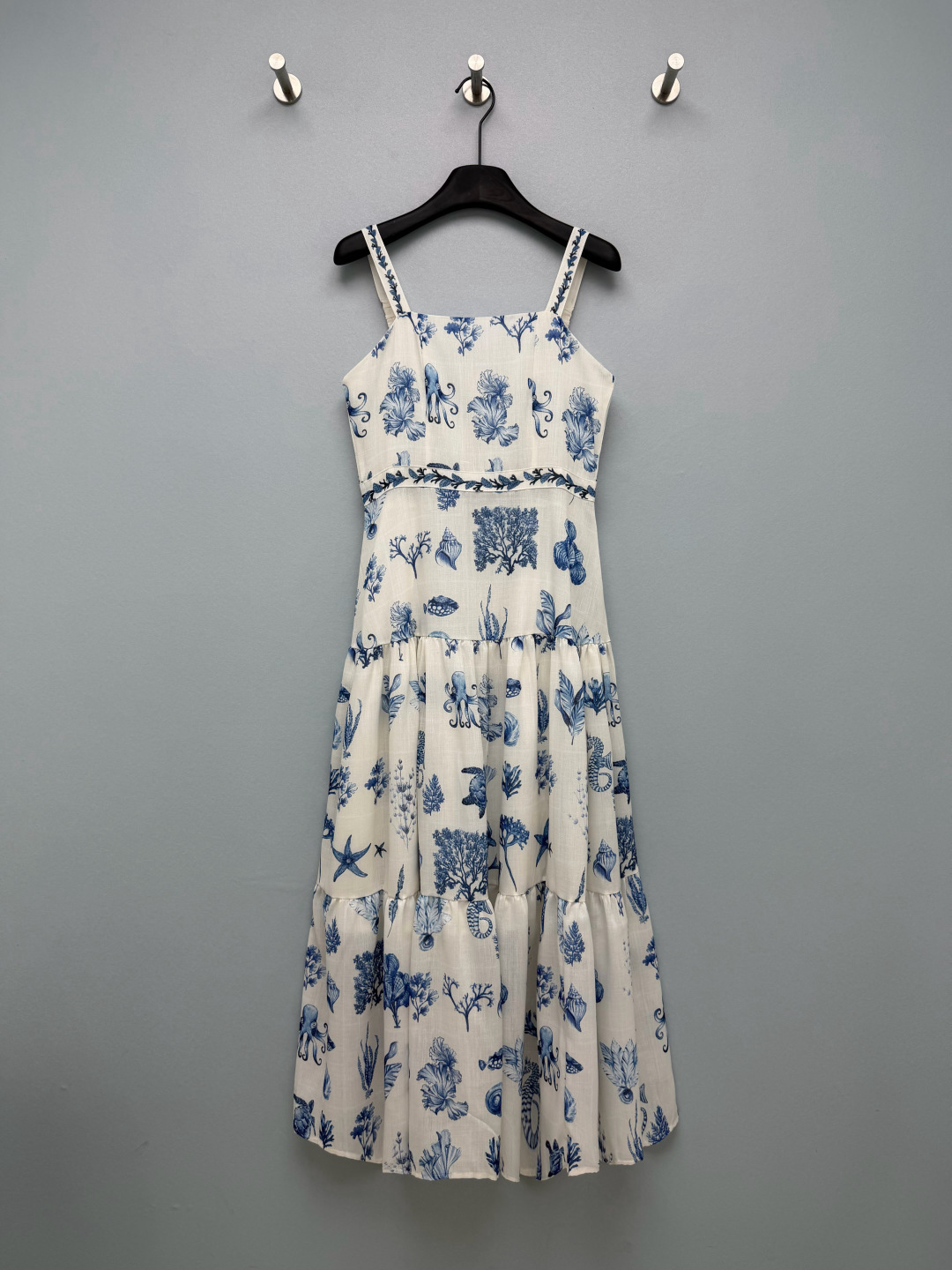 NO:901743,Agua* printed strappy cake dress  It is made of custom-textured cotton and linen fabrics, with a subtle breathable texture, refreshing and not sweaty, and excellent drape. Simple square-neck suspender design, widened printed shoulder straps to reduce shoulder pressure and not easy to slip off. High-waisted tailoring, invisible zipper on the back for easy putting on and taking off. The waistline is tightened to optimize body proportions and highlight the slim waist. The waist is embellished with a printed webbing, which is exquisite and layered. Retro butterfly style is artistic and relaxed, blue and white porcelain ocean print is refreshing and healing, two designs and colors to choose from.  Two-color code 3 SML, women's clothing, skirts,19860909Agua* 印花吊带蛋糕连衣裙 采用定制肌理棉麻面料,自带细微透气纹理,清爽不闷汗,垂坠感优秀,简约方领吊带设计,加宽印花同面料肩带,减轻肩部压力,不易滑落,高腰收腰剪裁,后背隐形拉链穿脱方便,腰线收紧优化身材比例,凸显小蛮腰,腰部一圈同印花织带点缀,精致有层次.复古蝴蝶款文艺松弛,青花瓷海洋印花清新治愈,两个花色选择 双色3码 SML,女装,skirts,,Women's clothing