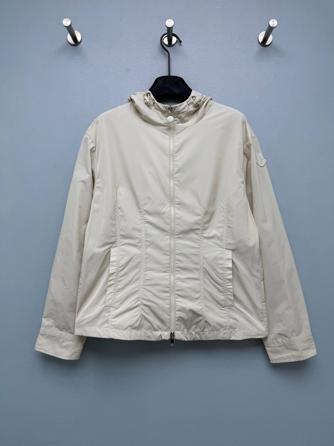 NO:903398,MK* Casual Waist Hooded Jacket  Made of high-density windproof nylon fabric, the surface is treated with water-repellent treatment, which can withstand daily light rain. The front panel adopts vertical segmentation and dart lines, and a built-in elastic drawstring is built into the back. You can freely adjust the elasticity of the waist to easily create a waist slimming effect. Adjustable hood design, the hood is equipped with a drawstring of the same color, and a full zipper closure  , the zipper is smooth and durable, and the cuffs are equipped with buttons, which can tighten the cuffs and block the intrusion of cold wind. The outside of the sleeves uses round embroidered badges of the same color, which are low-key and exquisite, avoiding the exaggeration of large logos, and conforming to the simple and advanced design concept of the mask. Three gentle colors, easily adaptable to various daily wear. 3 colors and 5 codes  SMLXLXXL,Moncler,jackets & coats,hats,19860909MK* 休闲收腰连帽冲锋外套 选用高密度防风锦纶面料,表层做防泼水处理,日常小雨可以抵御,前片采用竖向分割收省线条,后背内置抽松紧抽绳,可以自由调节腰部松紧,轻松打造收腰显瘦效果,可调节连帽设计,帽口配有同色系抽绳,全拉链开合,拉链顺滑耐用,袖口配备纽扣,能够收紧袖口,阻挡冷风灌入,袖子外侧采用同色系圆形刺绣徽章,低调精致,避免大logo的浮夸感,契合蒙口简约高级的设计理念.三个温柔色系,轻松适配日常各种穿搭.3色5码 SMLXLXXL,蒙口-服装,Moncler,jackets & coats,hats,,Women's clothing