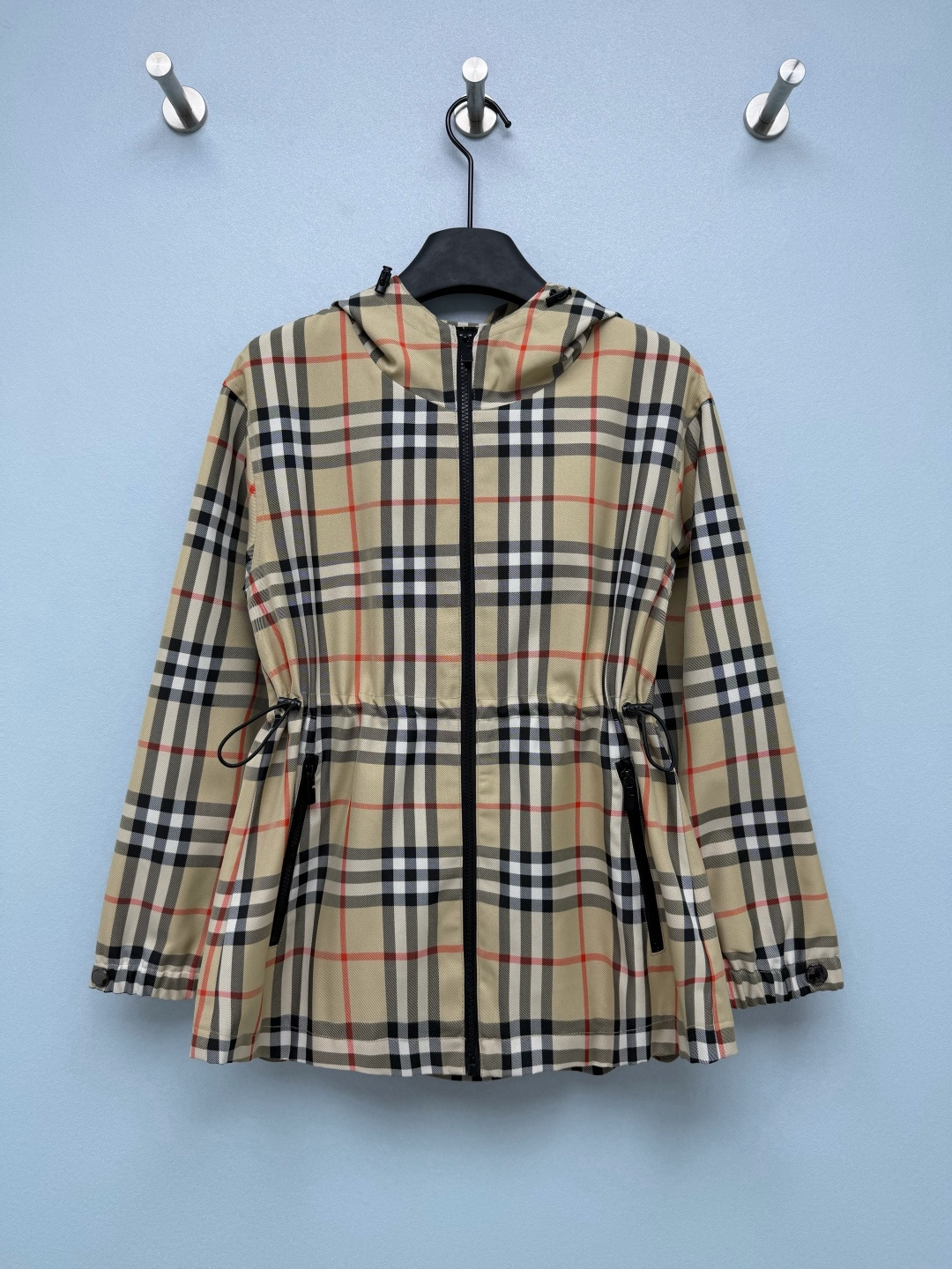 NO:903408,BUR* Classic Vintage Plaid Women's Waist Hooded Jacket  Made of brand-customized high-density polyester fabric, the surface is equipped with water-repellent treatment technology, which can withstand light rain during daily commuting. The adjustable drawstring design at the waist is very considerate and can be adjusted freely, making it easy to wear a slim waist. The adjustable hood design has an adjustment buckle on the top of the hood. The loose shoulder style is not flattering and is very tolerant. The plaid pattern is exquisite, and the front and rear body and sleeve plaid patterns are aligned. It is the embodiment of high-version craftsmanship. It will not go out of style no matter how many years it is worn. It is a must-have light luxury item in the wardrobe. Single color size 5  SMLXLXXL,Burberry-clothing,burberry,jackets & coats,hats,19860909BUR* 经典Vintage格纹女士收腰连帽外套 采用品牌定制高密聚酯面料,表层搭载防泼水处理工艺,日常通勤遇到小雨可以抵御,腰部可调节抽绳设计太贴心,收放自如,轻松穿出小蛮腰,可调节连帽设计,帽子顶端设有调节扣,宽松落肩版型不挑身材,包容性很好,格纹对花工艺考究,前后衣身、袖子格纹对齐,是高版本工艺体现,不管穿几年都不会过时,衣橱里必备的轻奢单品.单色5码 SMLXLXXL,博柏利-服装,burberry,jackets & coats,hats,,Women's clothing