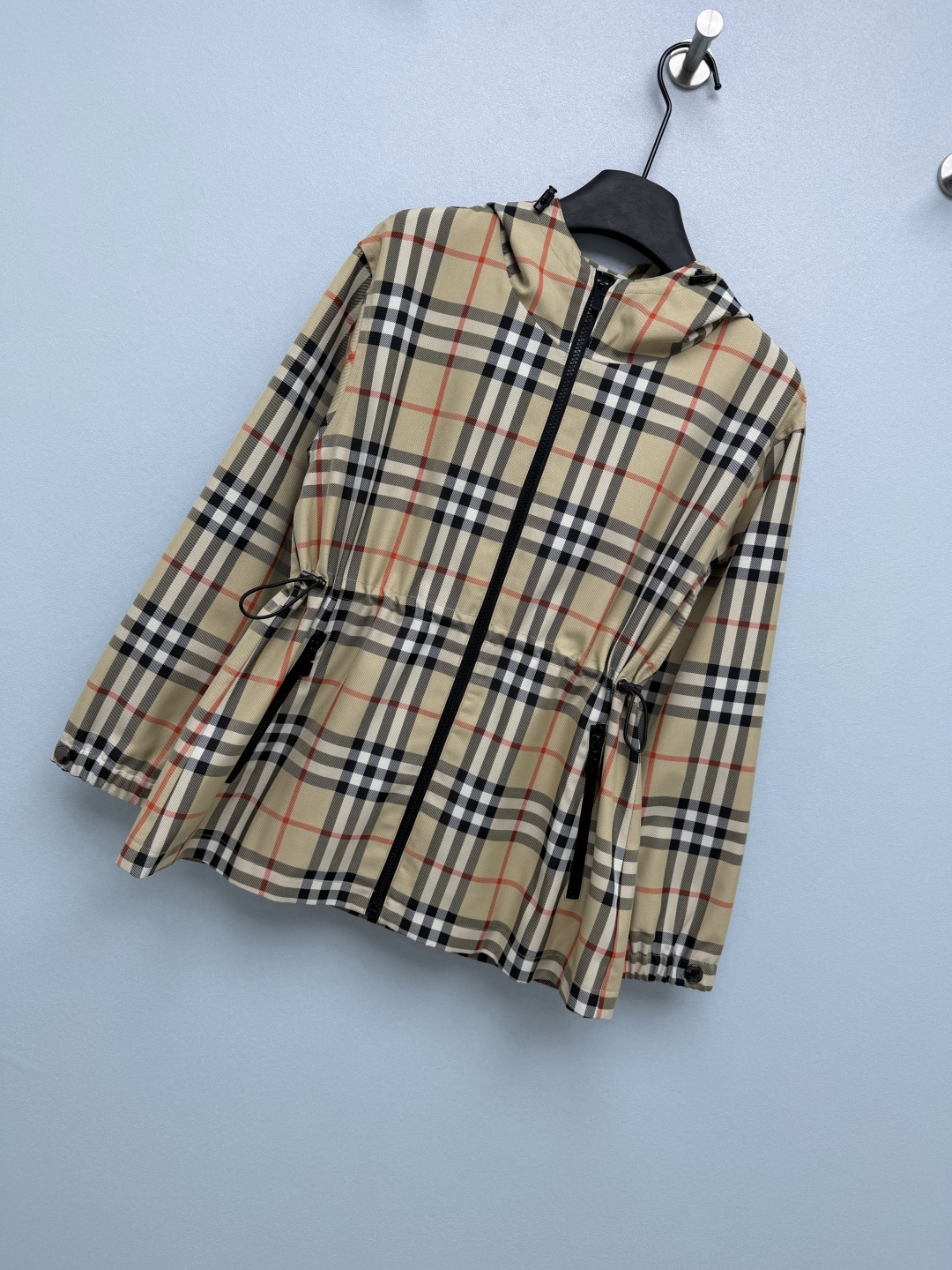 🔥🔥BUR* 经典Vintage格纹女士收腰连帽外套 采用品牌定制高密聚酯面料,表层搭载防泼水处理工艺,日常通勤遇到小雨 🔥🔥BUR* 经典Vintage格纹女士收腰连帽外套 采用品牌定制高密聚酯面料,表层搭载防泼水处理工艺,日常通勤遇到小雨