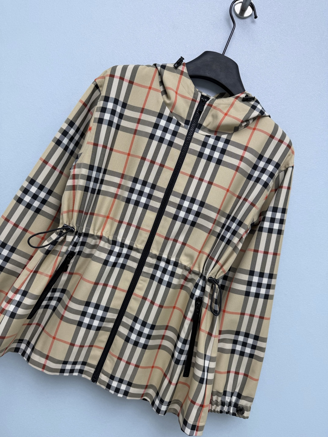 🔥🔥BUR* 经典Vintage格纹女士收腰连帽外套 采用品牌定制高密聚酯面料,表层搭载防泼水处理工艺,日常通勤遇到小雨 🔥🔥BUR* 经典Vintage格纹女士收腰连帽外套 采用品牌定制高密聚酯面料,表层搭载防泼水处理工艺,日常通勤遇到小雨