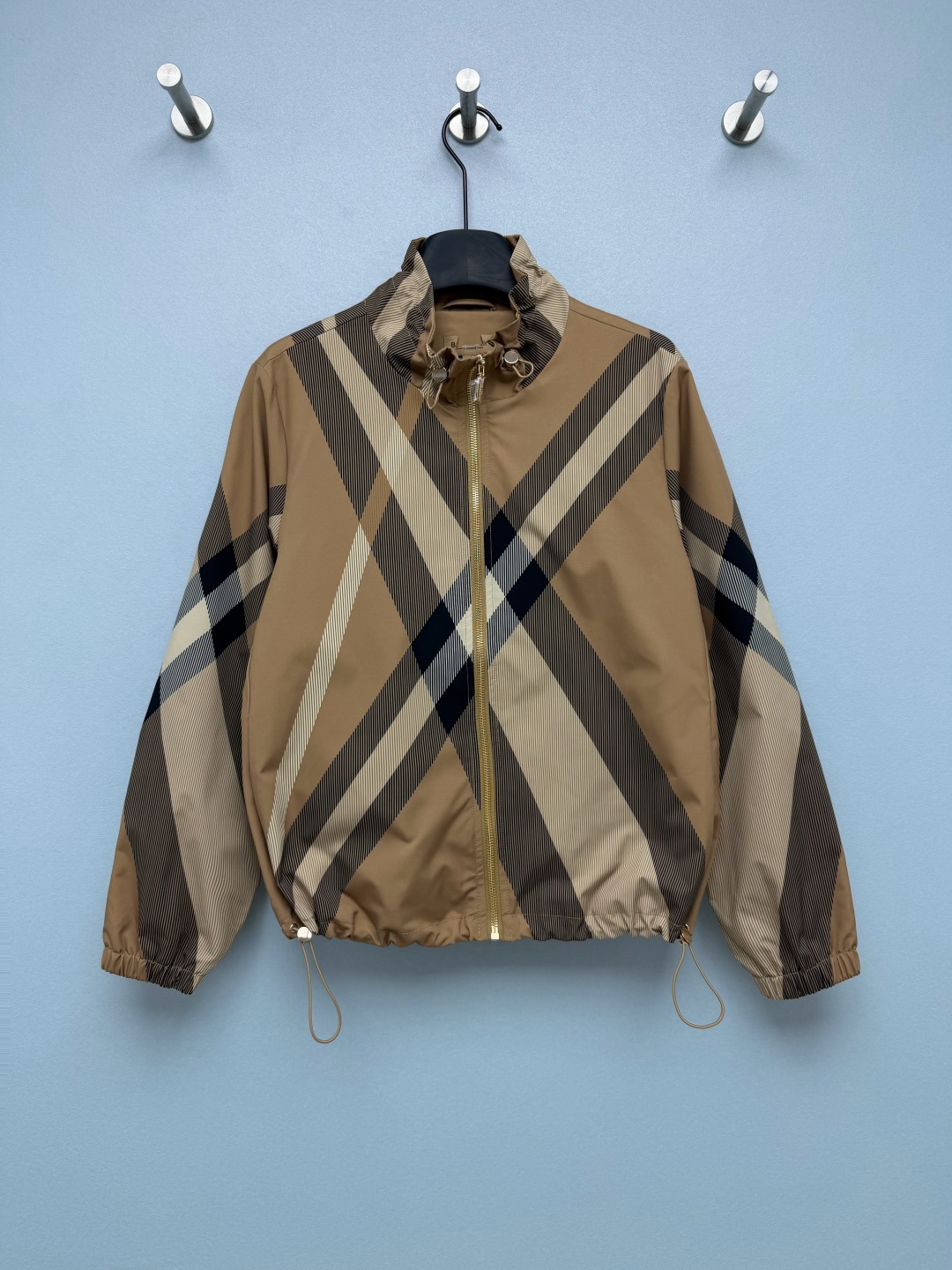 NO:903417,Bur* classic giant plaid stand collar drawstring jacket is made of high-density windproof polyester fabric, with water-repellent treatment on the surface to withstand sporadic light rain during daily commuting. The neckline and hem are designed with double drawstrings, and can be switched between loose and waisted styles. The gold custom zipper makes the texture visible to the naked eye. The loose fit accommodates various body types. The upper body is casual and elegant, and it is easy to have a British atmosphere when going out every day. The bean paste pink is gentle and reduces age, and the camel color is classic and calm, suitable for different dressing styles.  Two-color code 5 SMLXLXXL,Burberry-clothing,burberry,jackets & coats,jackets & coats,19860909Bur* 经典巨型格纹立领抽绳夹克外套 选用高密防风聚酯纤维面料,表层做防泼水处理,日常通勤抵御零星小雨,领口+下摆双抽绳设计,随性切换宽松/收腰两种版型,金色定制拉链,质感肉眼可见,宽松版型包容各种身材,上身随性大气,日常出门轻松拿捏英伦氛围感.豆沙粉色温柔减龄,驼色经典沉稳,适配不同穿搭风格. 双色5码 SMLXLXXL,博柏利-服装,burberry,jackets & coats,jackets & coats,,Women's clothing