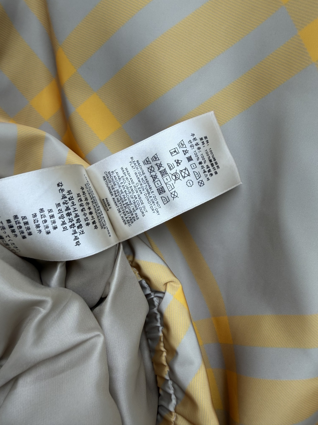 🔥🔥Bur* 巨型格纹立领短款夹克 采用高密聚酯防风面料,表层经过防泼水处理,日常通勤遇到小雨可以轻松应对,简约立领款式 🔥🔥Bur* 巨型格纹立领短款夹克 采用高密聚酯防风面料,表层经过防泼水处理,日常通勤遇到小雨可以轻松应对,简约立领款式