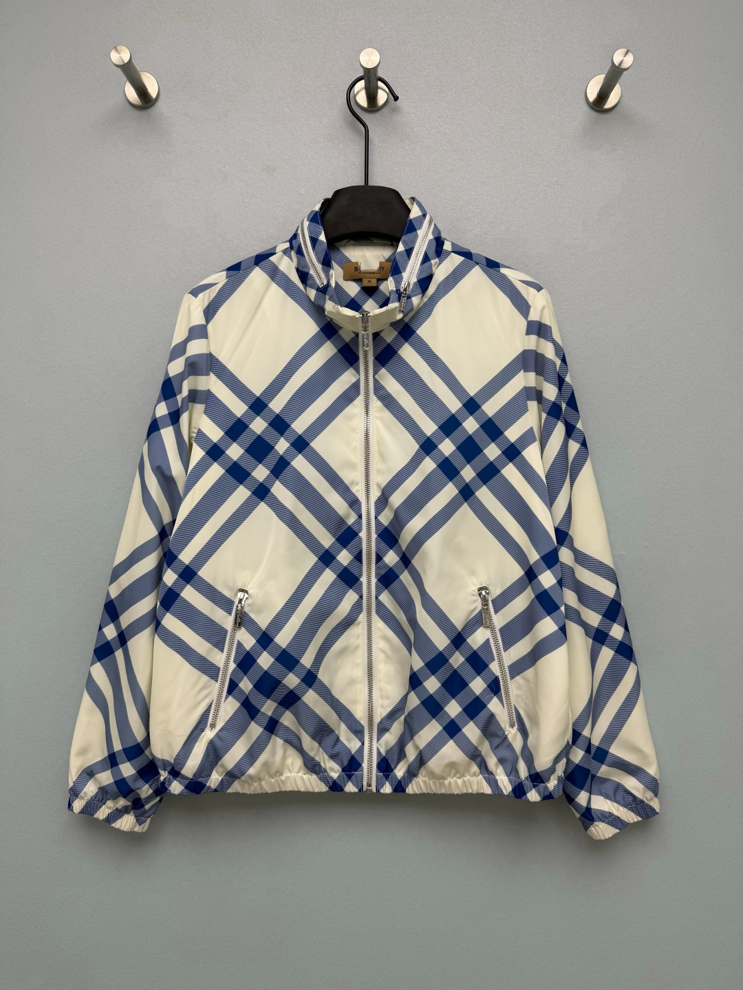 NO:903426,Bur* giant plaid stand collar cropped jacket  Made of high-density polyester windproof fabric, the surface has been treated with water-repellent treatment, making it easy to deal with light rain during daily commuting. Simple stand-up collar style, invisible zipper design on the side of the collar, pull-up collar type to enhance windproof effect, elastic shirring design at the hem  , naturally gather the length of the clothes to create a neat short version, optimize body proportions, loose shoulder cut, not picky shoulders, no tight feeling when worn, gray and yellow grid is calm and advanced, white and blue grid is refreshing and energetic, perfect choice for couples. Two-color code 5  SMLXLXXL,Burberry-clothing,burberry,jackets & coats,19860909Bur* 巨型格纹立领短款夹克 采用高密聚酯防风面料,表层经过防泼水处理,日常通勤遇到小雨可以轻松应对,简约立领款式,领口侧边隐形拉链设计,可拉高领型增强防风效果,下摆松紧抽褶设计,自然收拢衣长,打造利落短款版型,优化身材比例,宽松落肩剪裁,不挑肩型,穿着没有紧绷束缚感,灰黄格沉稳高级,白蓝格清爽元气,情侣穿搭绝佳选择.双色5码 SMLXLXXL,博柏利-服装,burberry,jackets & coats,,Women's clothing