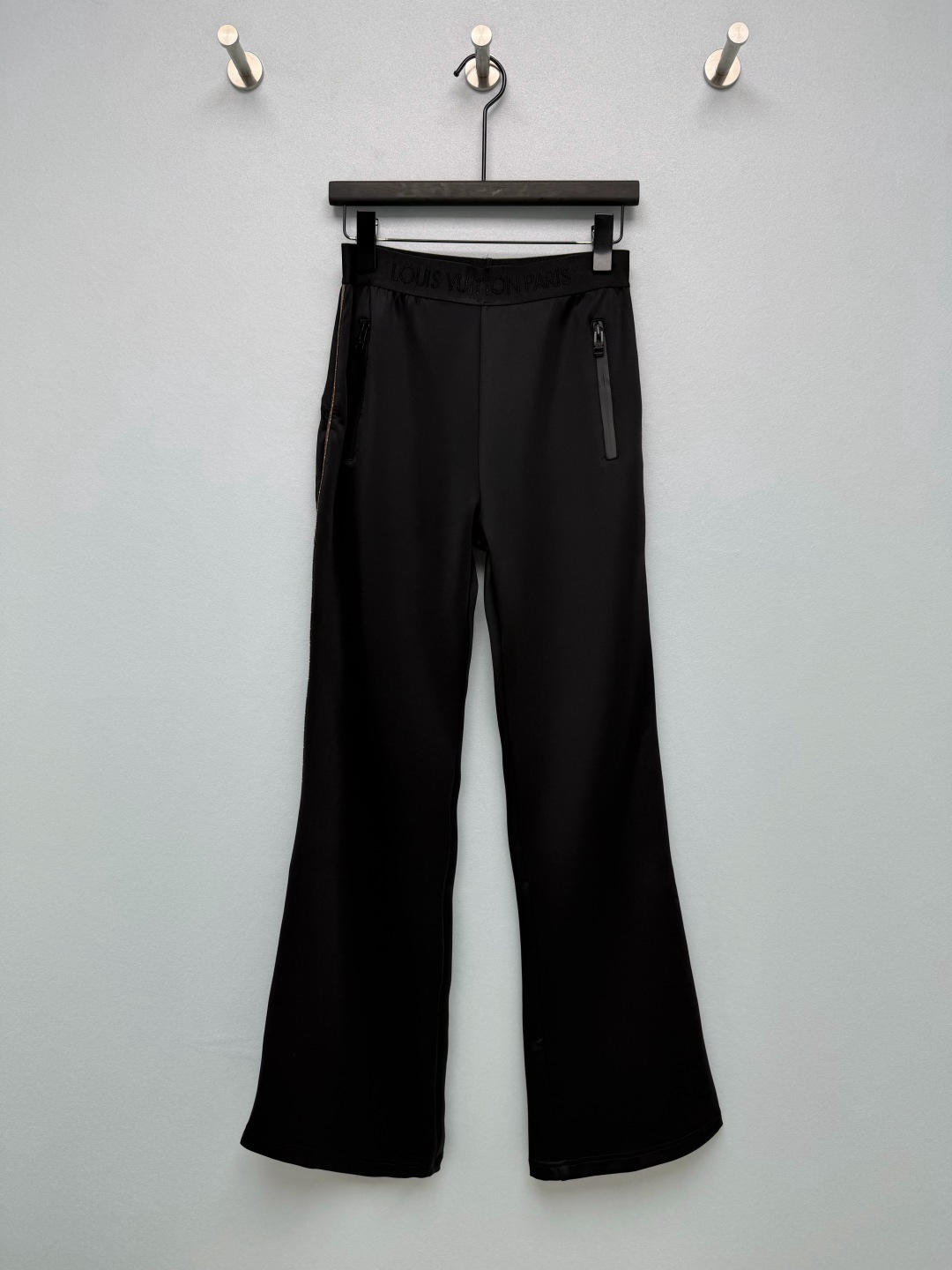 NO:903448,lou* Light and luxurious bootcut casual trousers are made of high-draping, quick-drying blended fabrics that feel smooth and delicate, with outstanding drape. The trousers have classic presbyopic side webbing, which is low-key and luxurious, not exaggerated. The elastic elastic waist + zipper pocket design combines comfort and practicality. The high-waisted and bootcut version is perfect for modifying the shape of the legs. Say goodbye to wide false hips and thick calves. Two basic colors, black and white, make it look elegant when paired with a top casually in daily life.  Two-color code 3 SML,Louis Vuitton-clothing,louis vuitton,19860909lou* 轻奢微喇休闲长裤 面料甄选高垂感的速干混纺面料,触感顺滑细腻,垂坠感出众,裤身经典老花侧边织带,低调轻奢,不浮夸,弹力松紧腰+拉链口袋设计,兼顾舒适与实用性,高腰微喇版型,修饰腿型一绝,告别假胯宽、小腿粗.黑、白两个基础色,日常随便搭配上衣就很显贵. 双色3码 SML,路易威登-服装,louis vuitton,,Women's clothing
